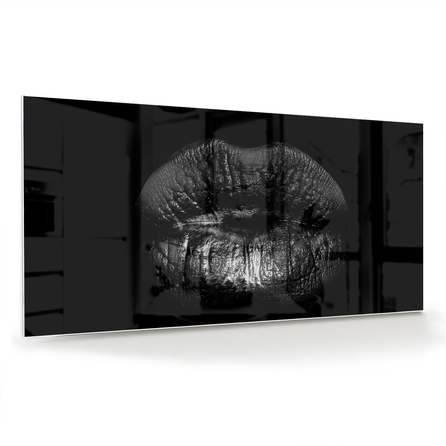 Zwart glazen schilderij met een artistieke lippenprint aan de muur.