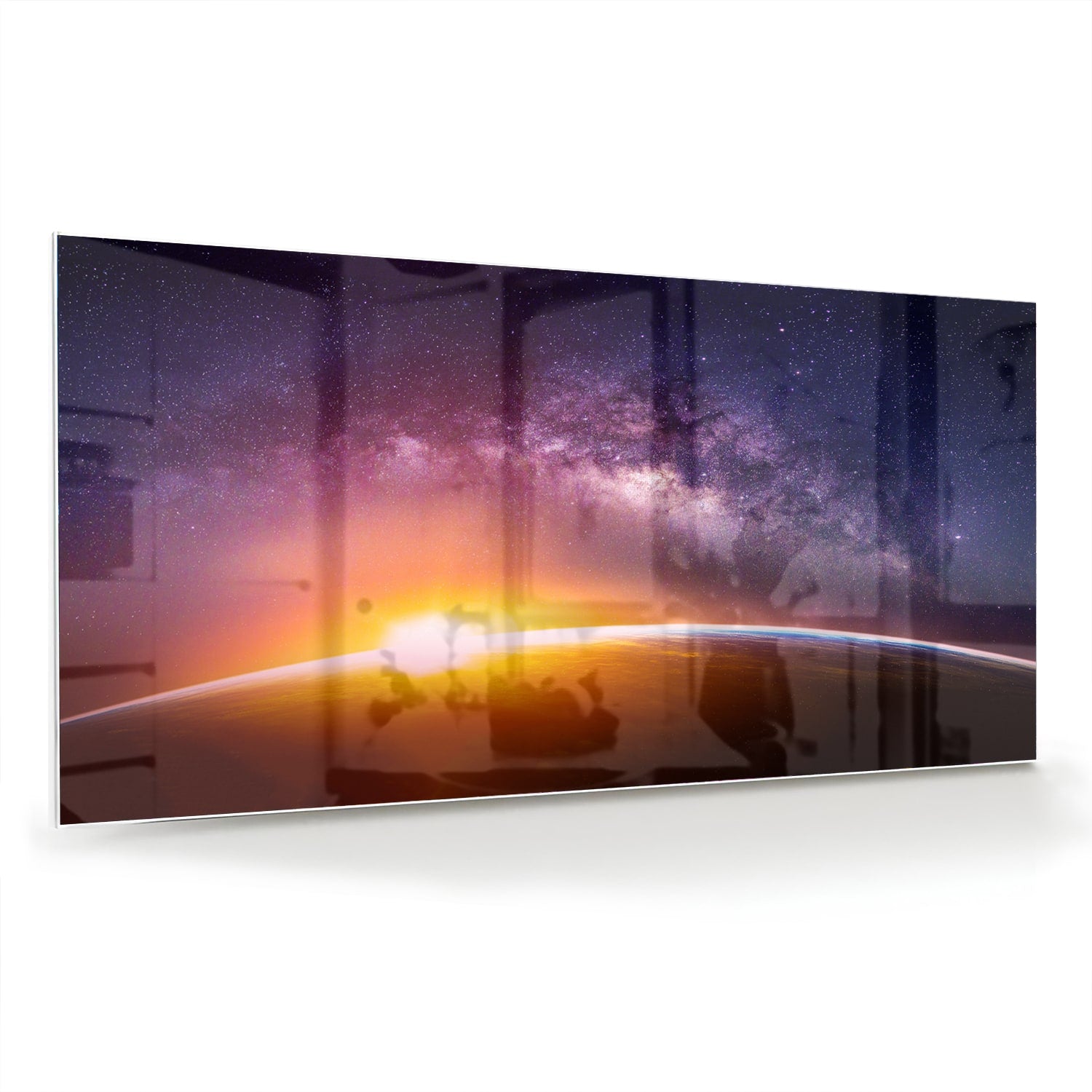 Glazen schilderij van een sterrenhemel met zonsondergang, hangt aan de muur in een stijlvolle woonkamer.