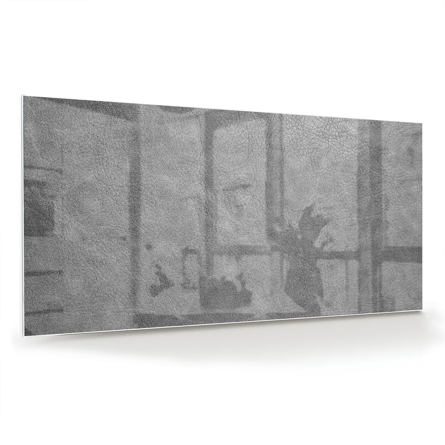 Minimalistisch glazen schilderij met subtiele schaduwen aan de muur