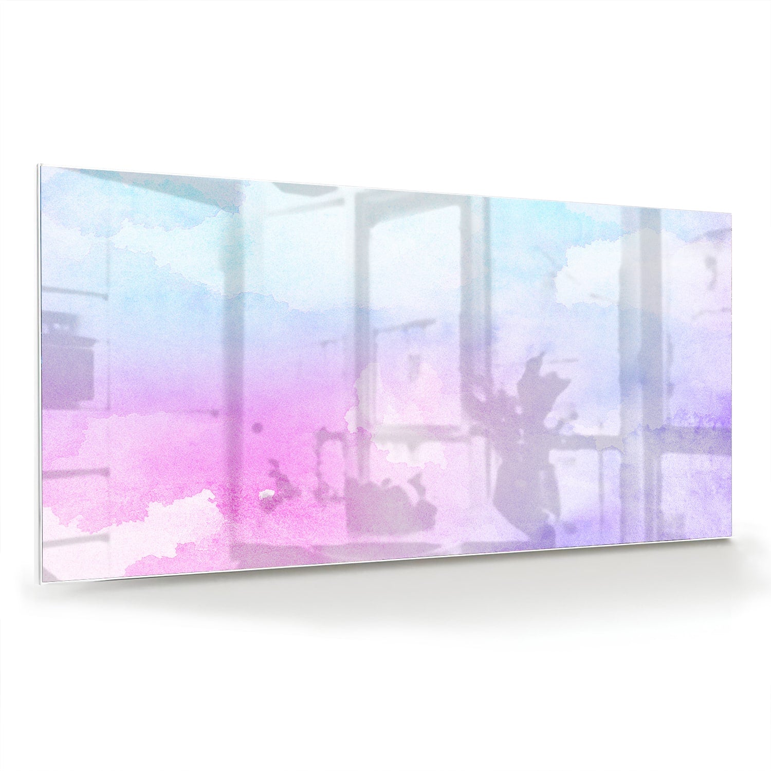 Abstract glazen schilderij met paarse en blauwe tinten aan de muur.