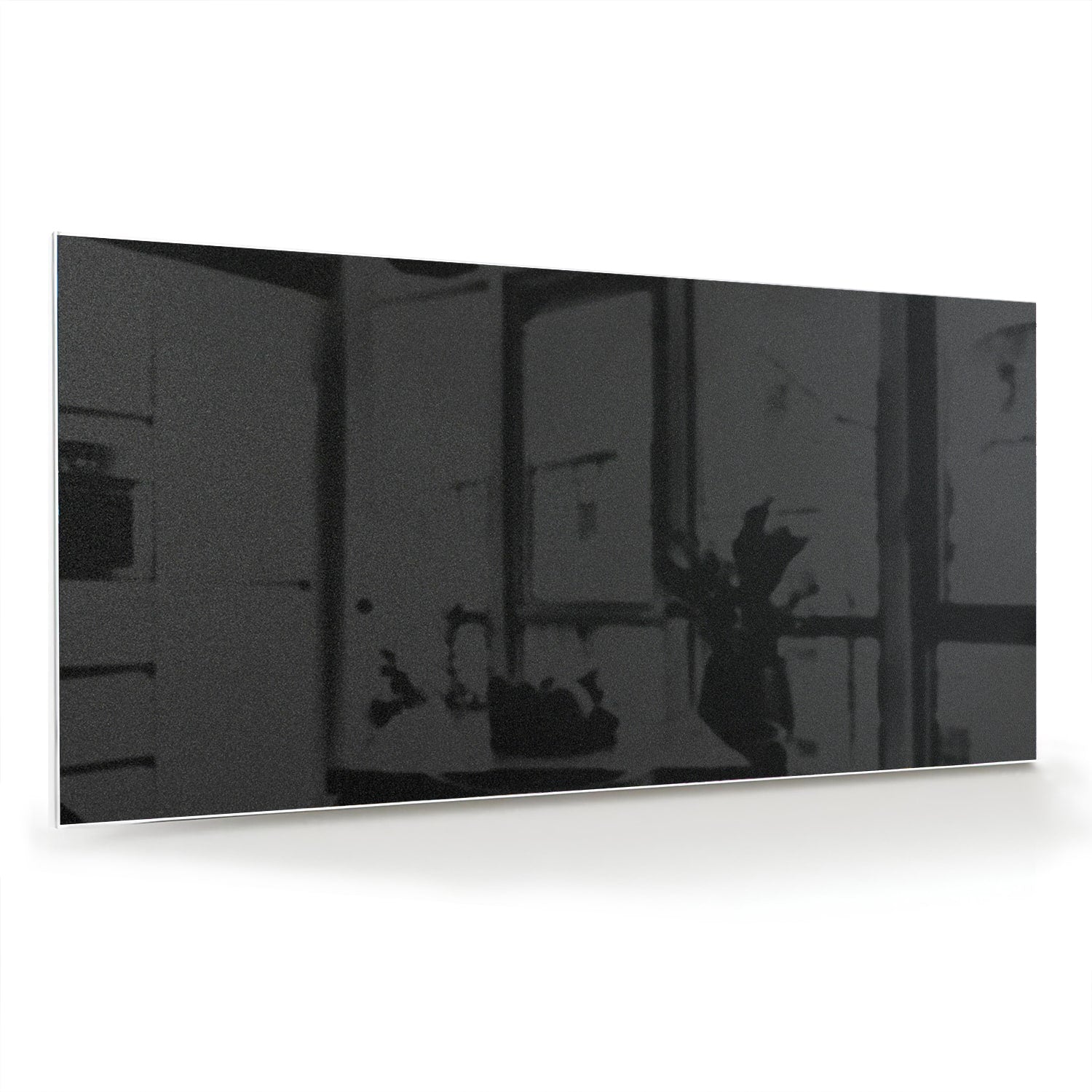 Zwart-glanzend glas schilderij aan een witte muur in een modern interieur.