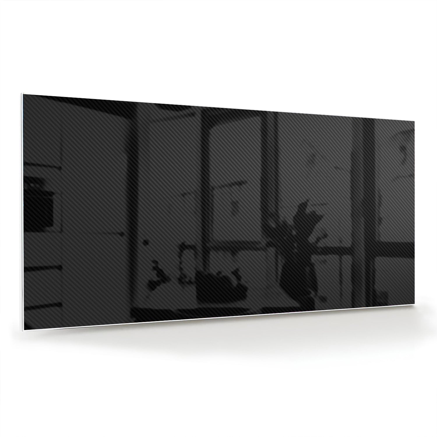 Zwart glazen schilderij hangt boven een houten console in een lichte woonkamer.