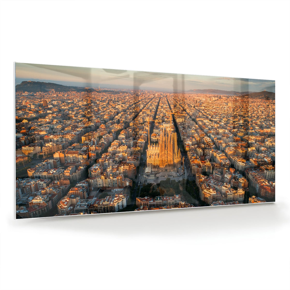Glazen schilderij met uitzicht op een stad onder de zonsondergang