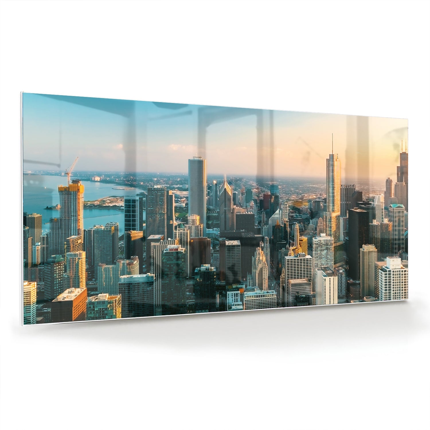 Glazen schilderij met uitzicht op een stad skyline onder een zonsondergang