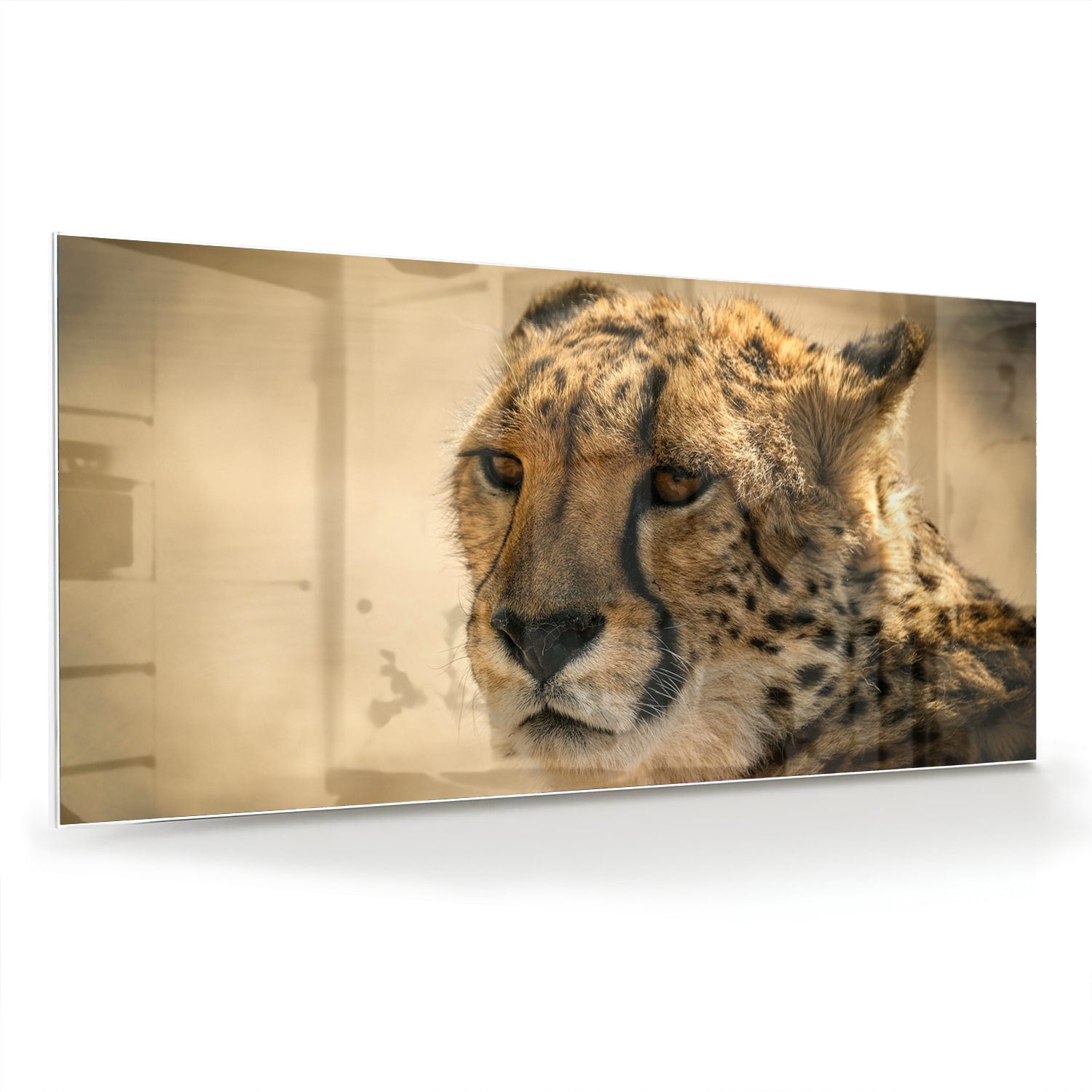 Glazen schilderij van een luipaard hangt aan de muur in een stijlvolle woonkamer.