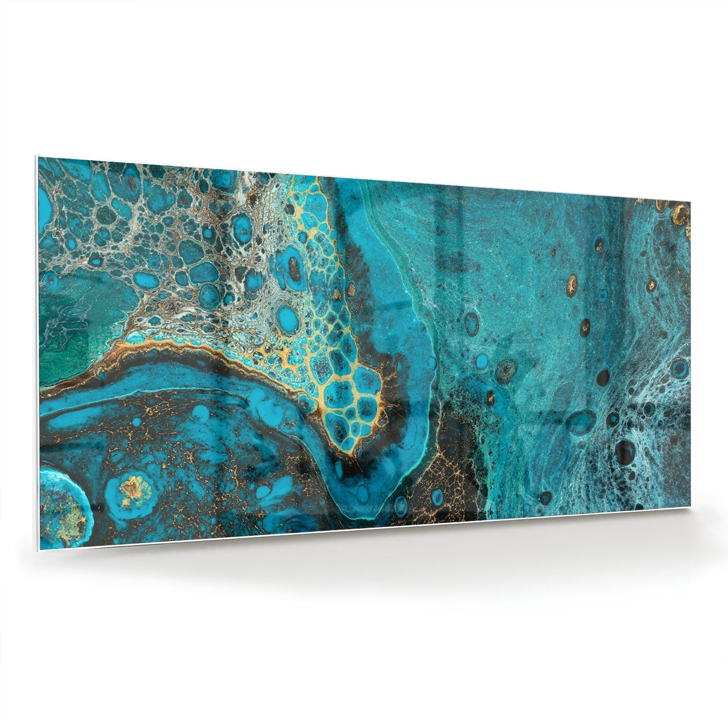 Glazen schilderij in turkoois met gouden accenten aan de muur boven een houten meubel.