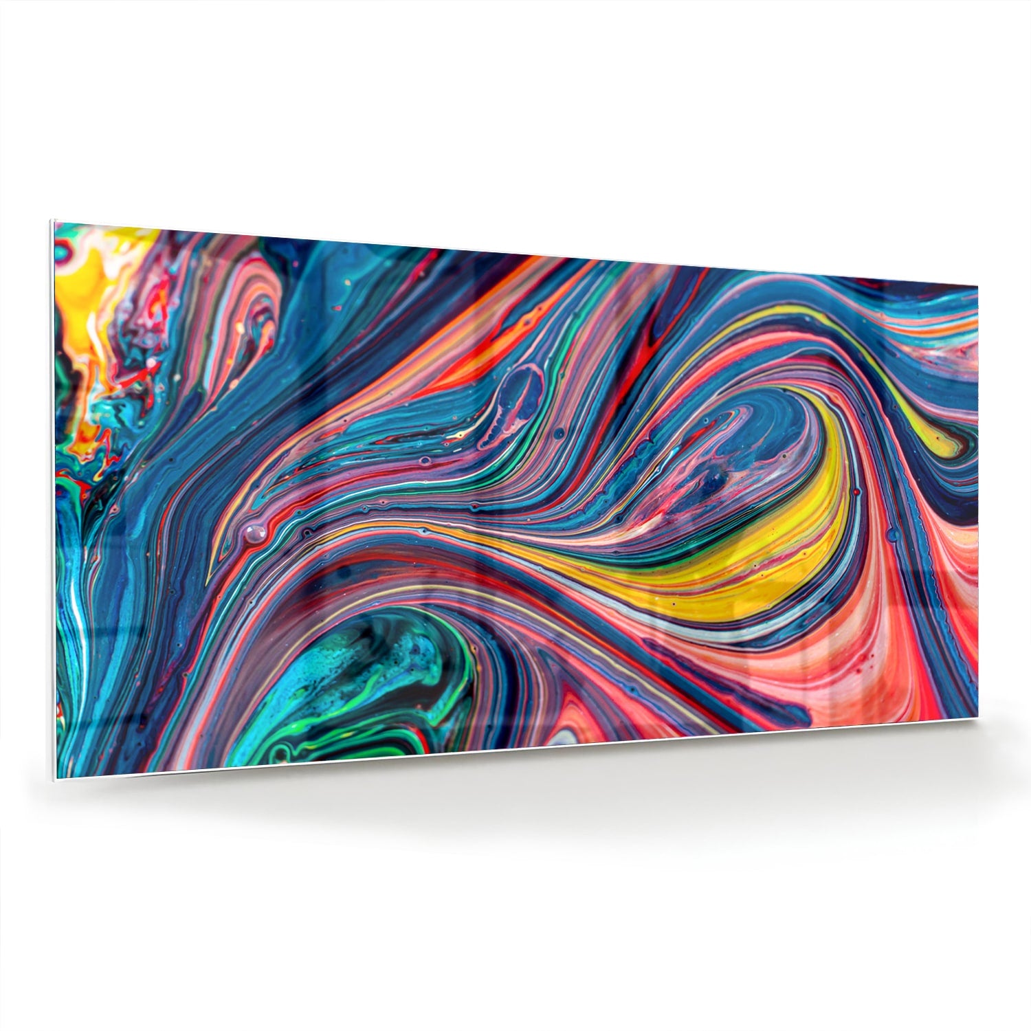 Kleurrijk abstract glazen schilderij aan de muur in een modern interieur.