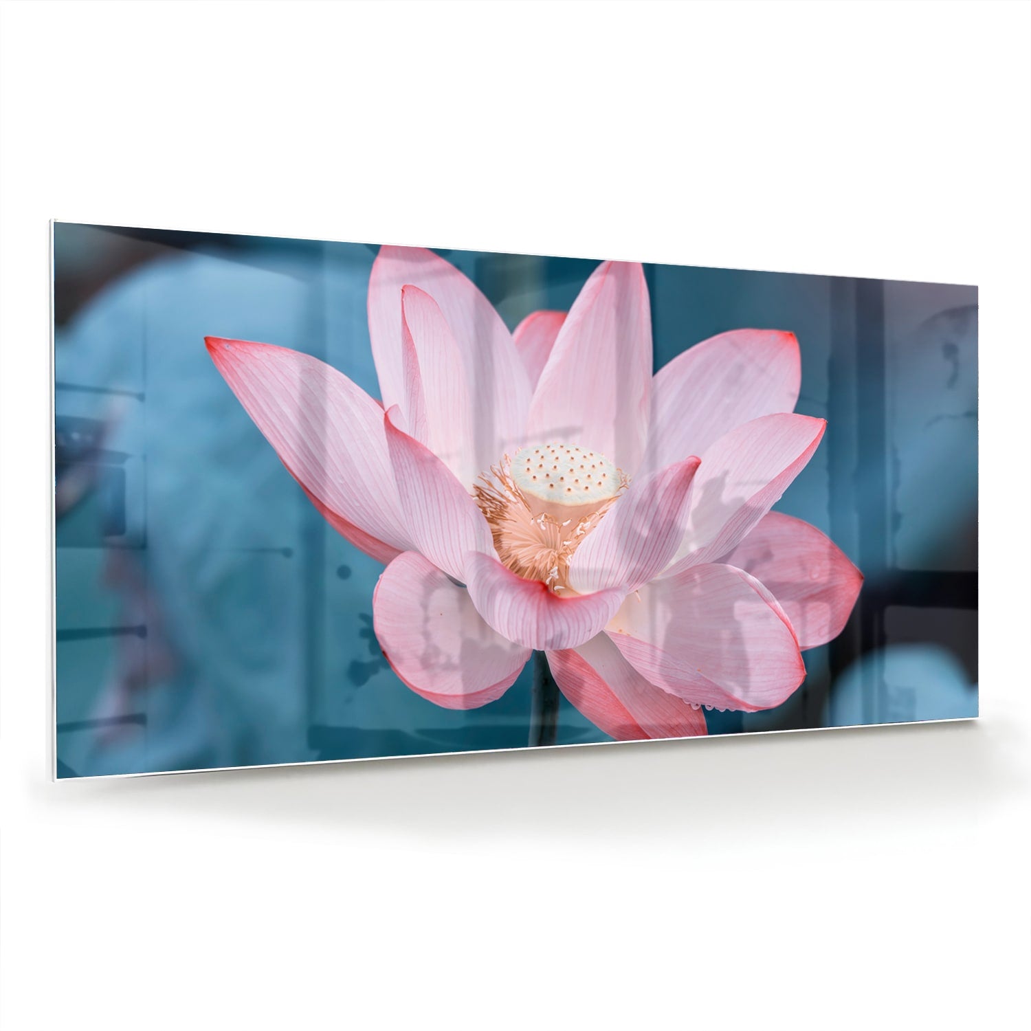 Glazen schilderij van een roze lotus boven een houten meubelstuk in een gezellige woonkamer.