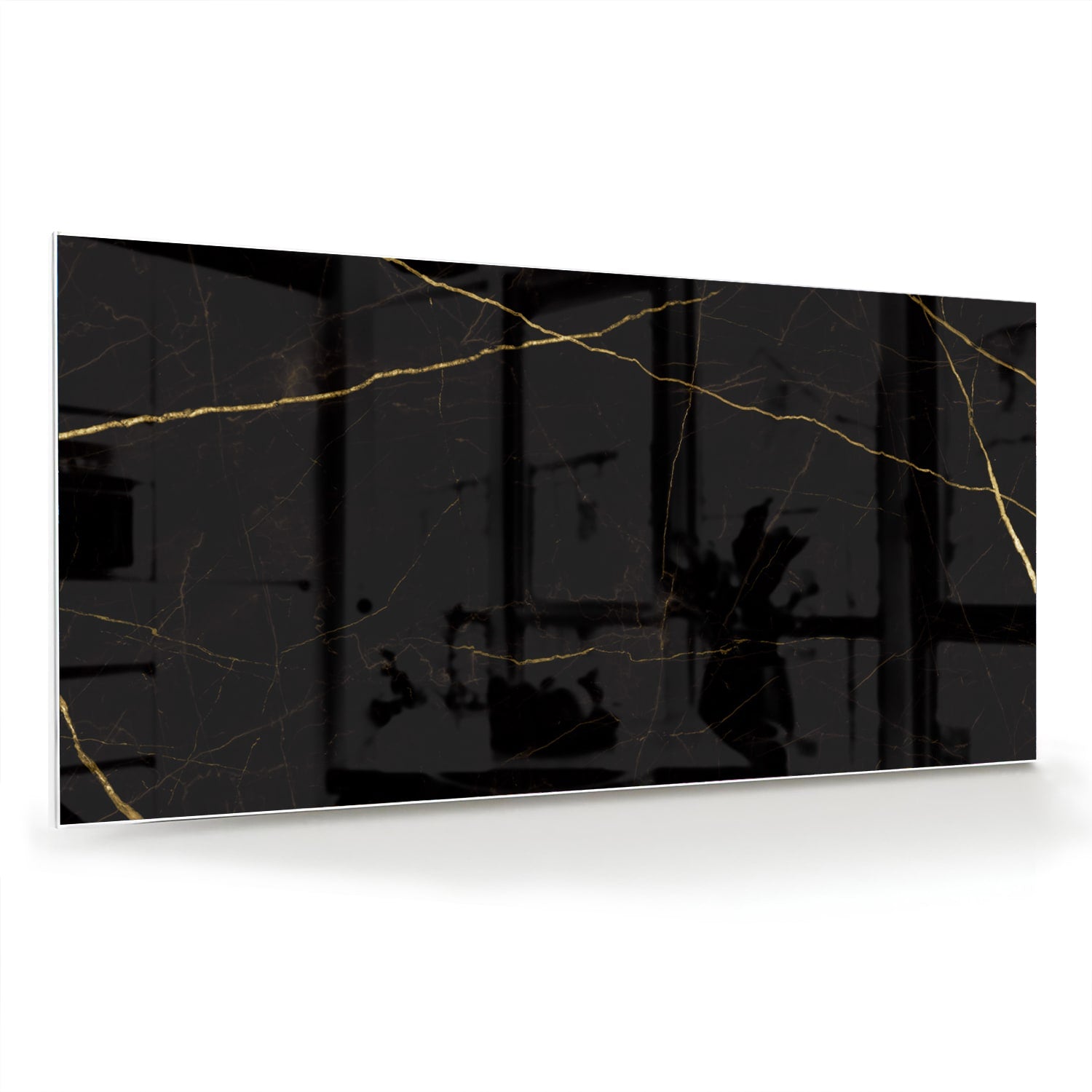 Elegant zwart glazen schilderij met gouden lijnen aan de muur in een moderne woonkamer.