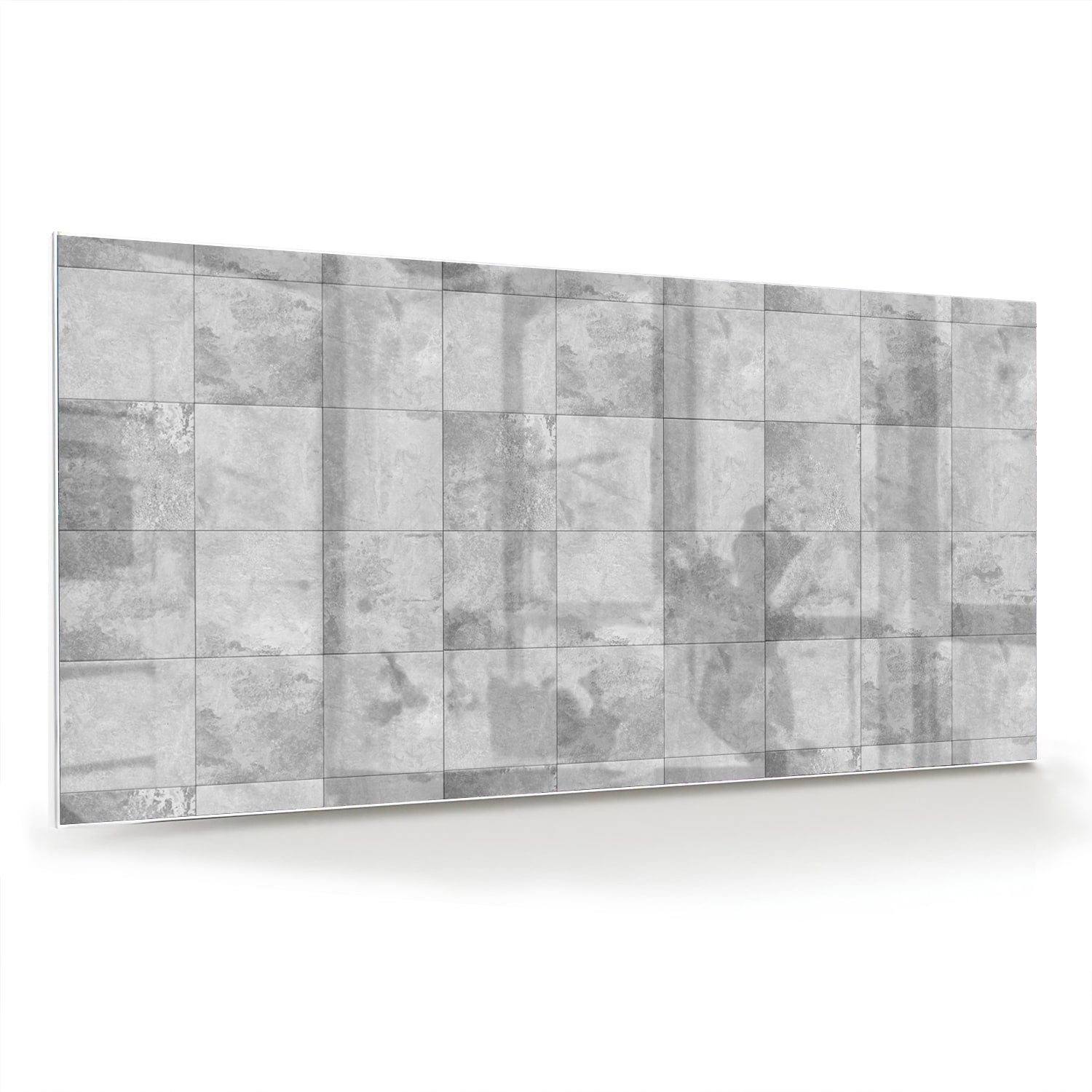 Abstract glazen schilderij in grijstinten aan de muur boven een houten dressoir.