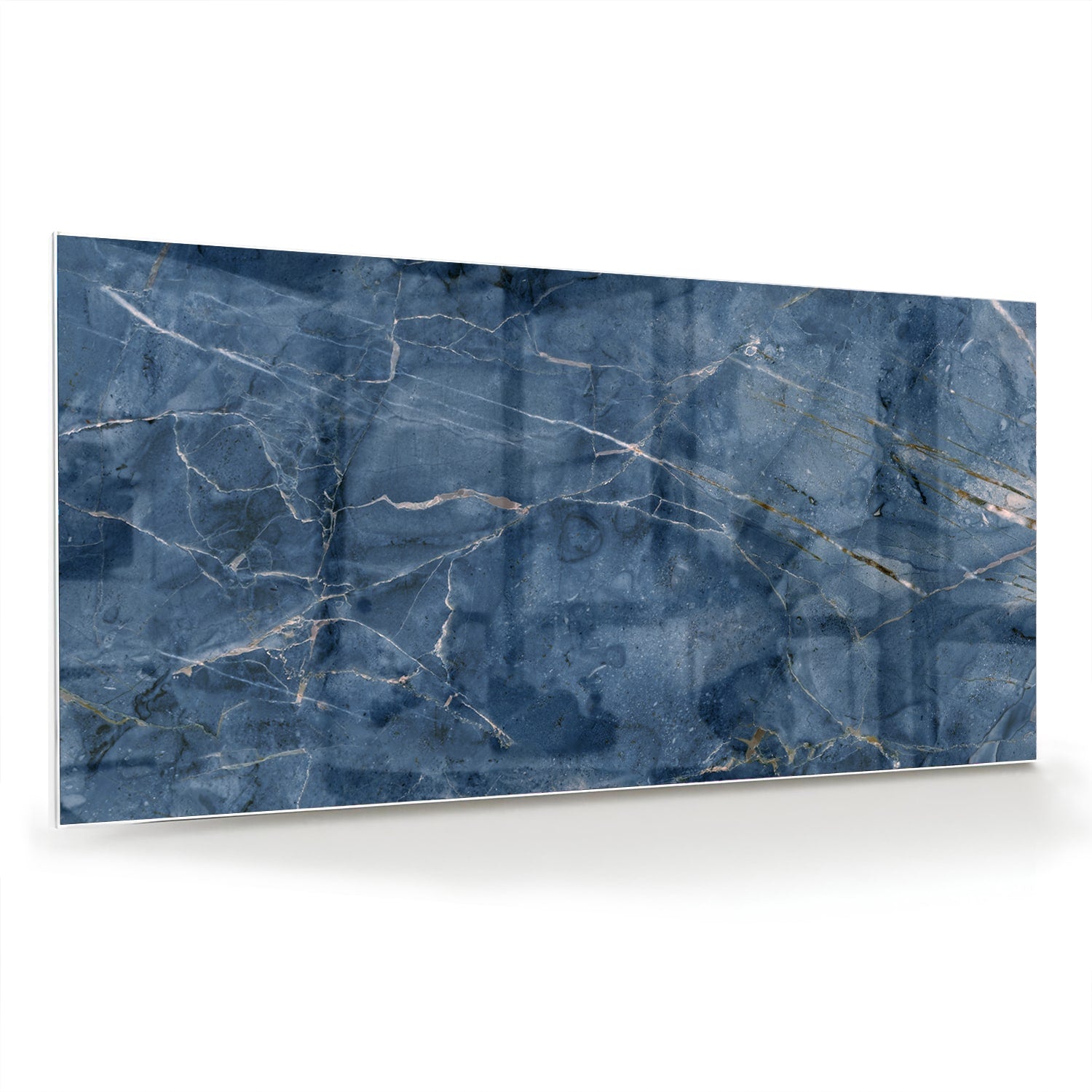 Diepblauw glazen schilderij met marmerstructuur aan de muur