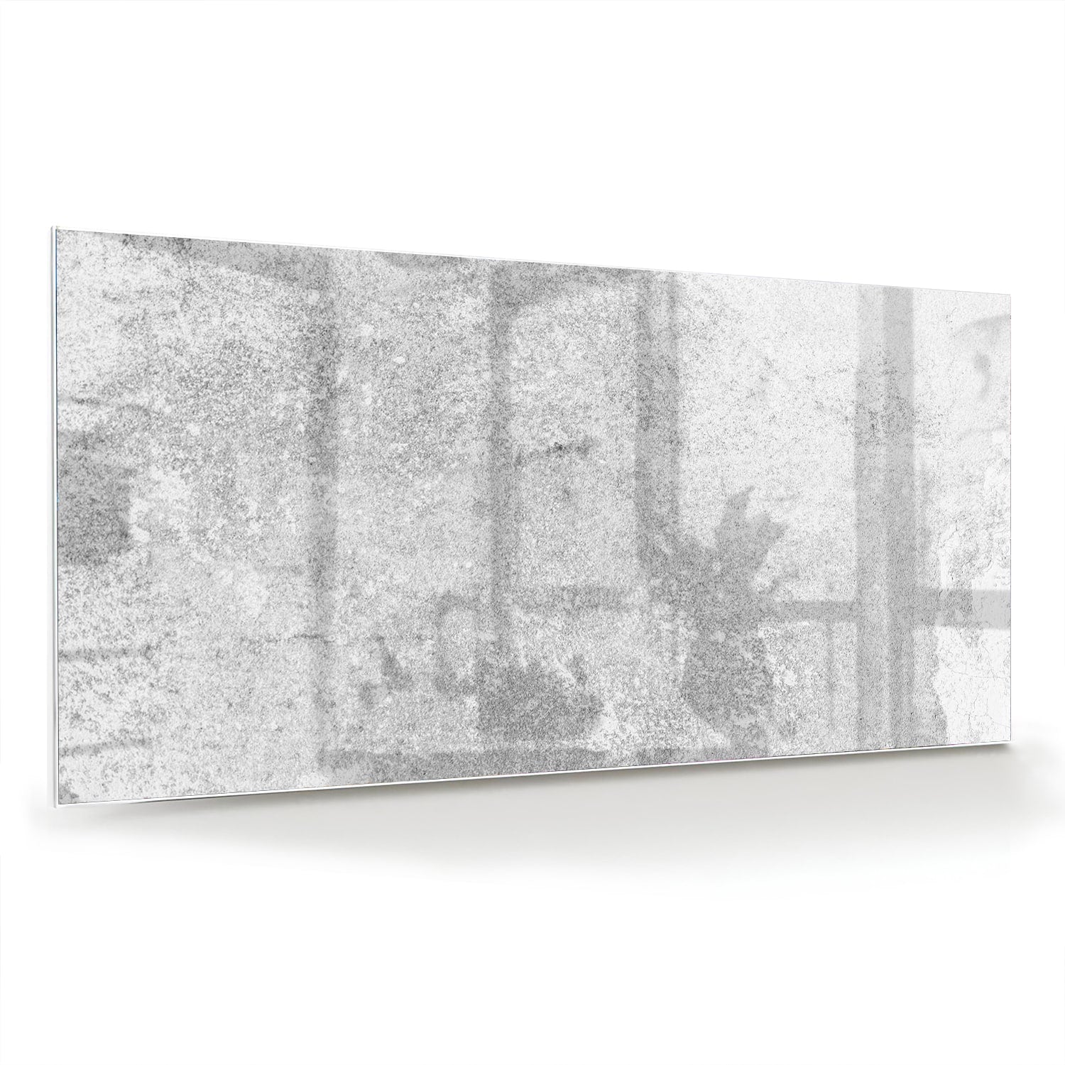 Abstract glazen schilderij met een subtiele textuur aan de muur in een moderne woonkamer.