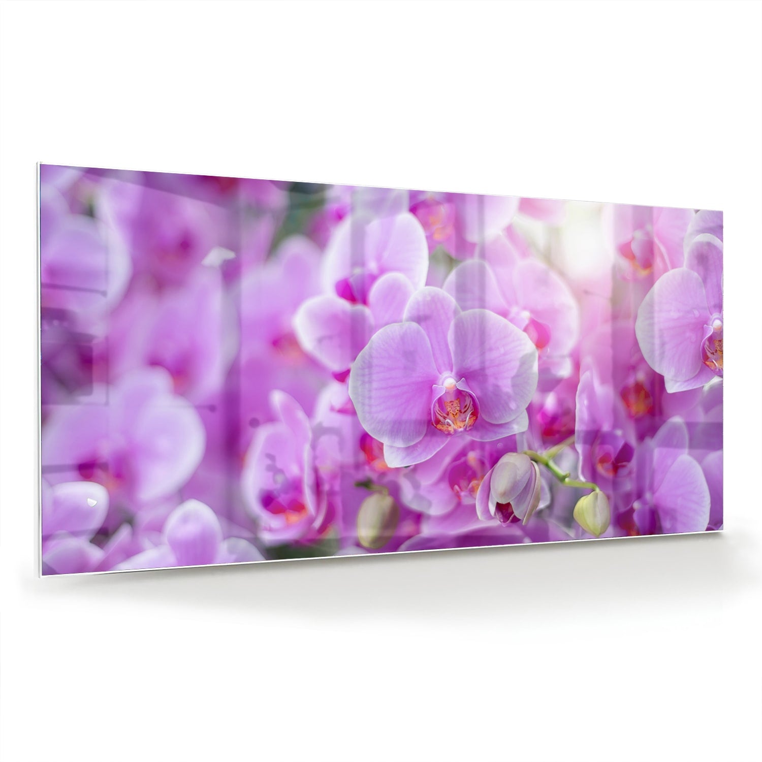 Glazen schilderij met een close-up van paarse orchideen in een mooi interieur