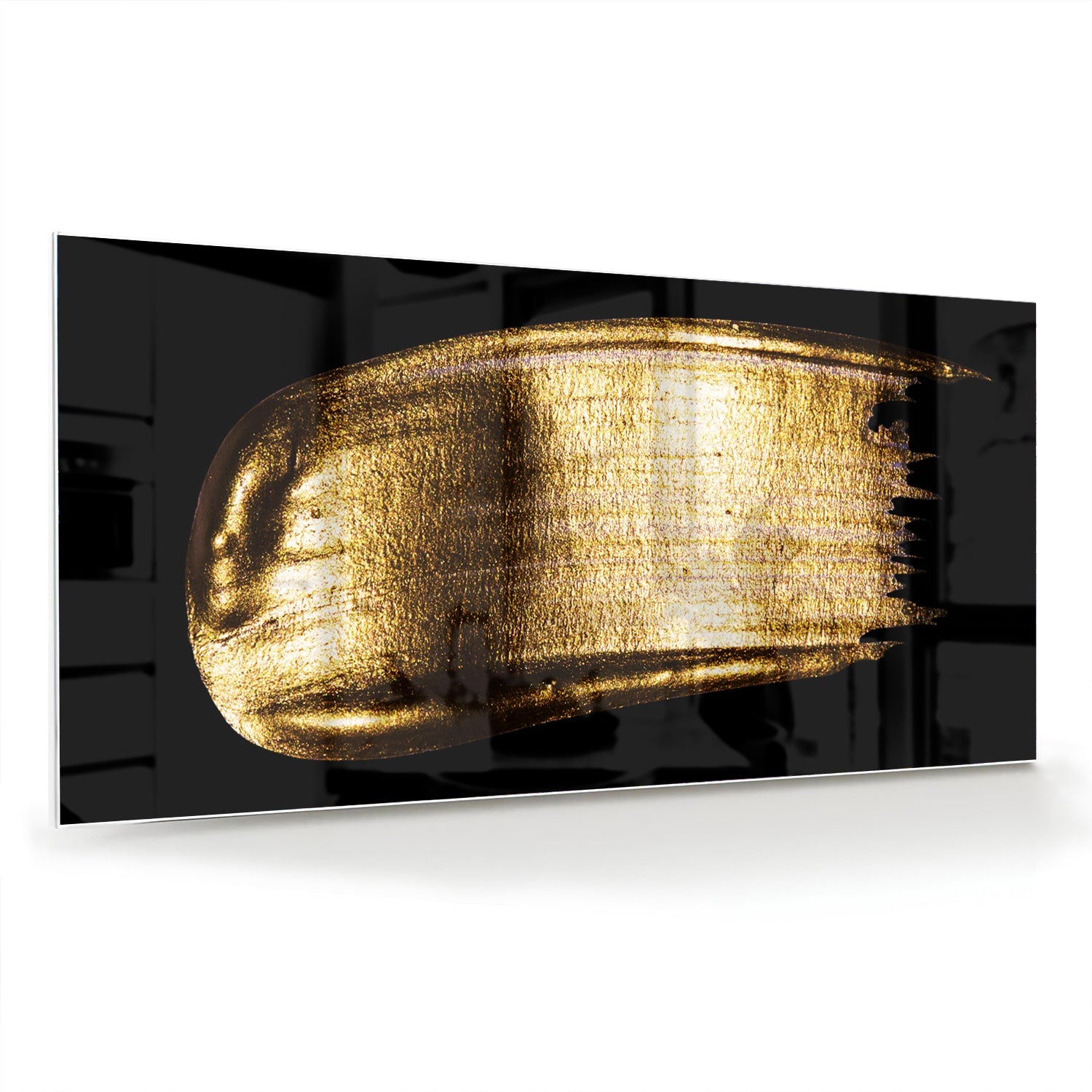 Abstract glazen schilderij met gouden penseelstreek op een zwarte achtergrond.
