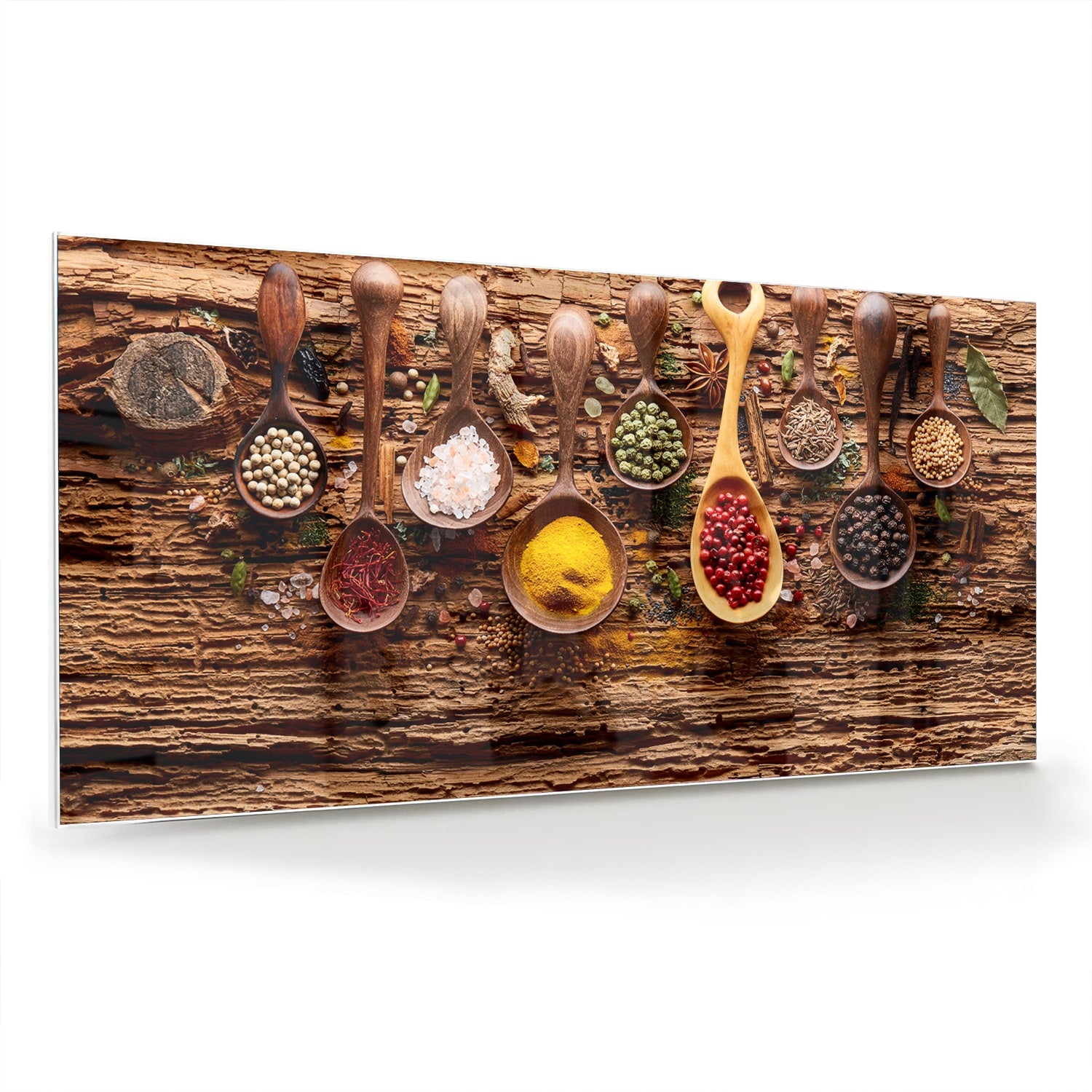 Glazen schilderij met kleurrijke specerijen en houten lepels op een rustieke achtergrond.