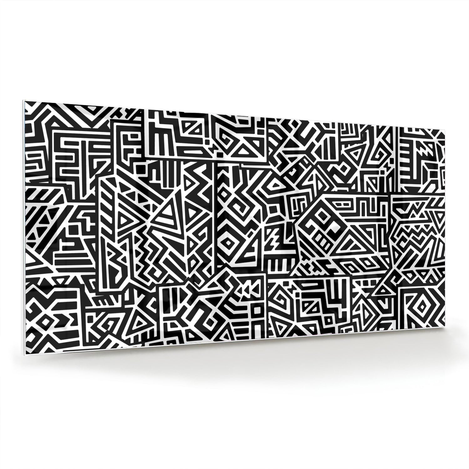 Zwart-wit glazen schilderij met abstract patroon aan de muur in een moderne woonkamer.