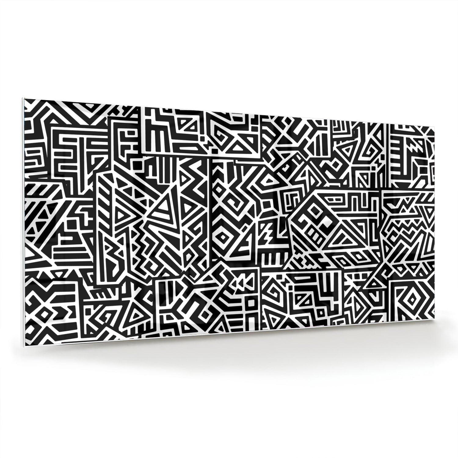Zwart-wit glazen schilderij met abstract patroon aan de muur in een moderne woonkamer.