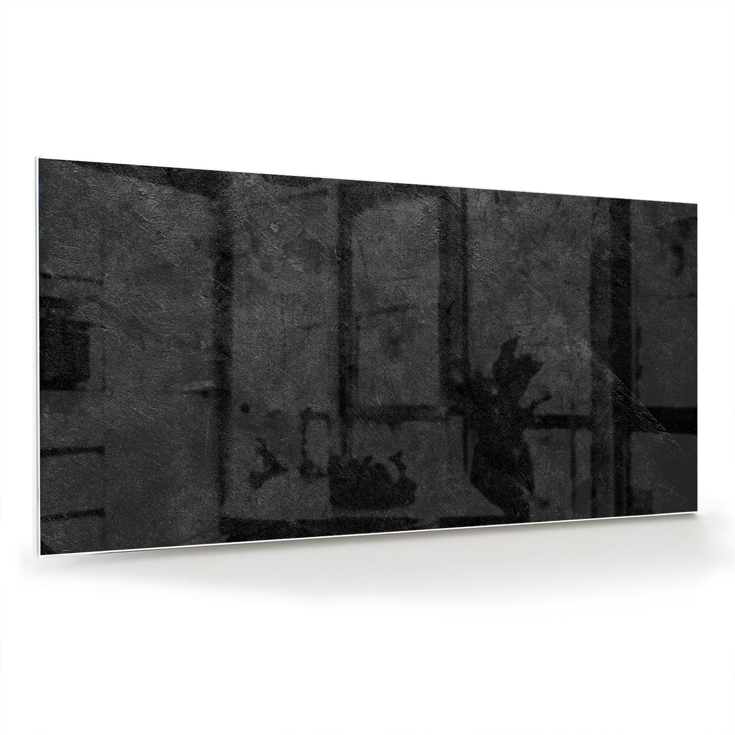 Abstract glazen schilderij in zwart en grijs aan de muur boven een houten kast.