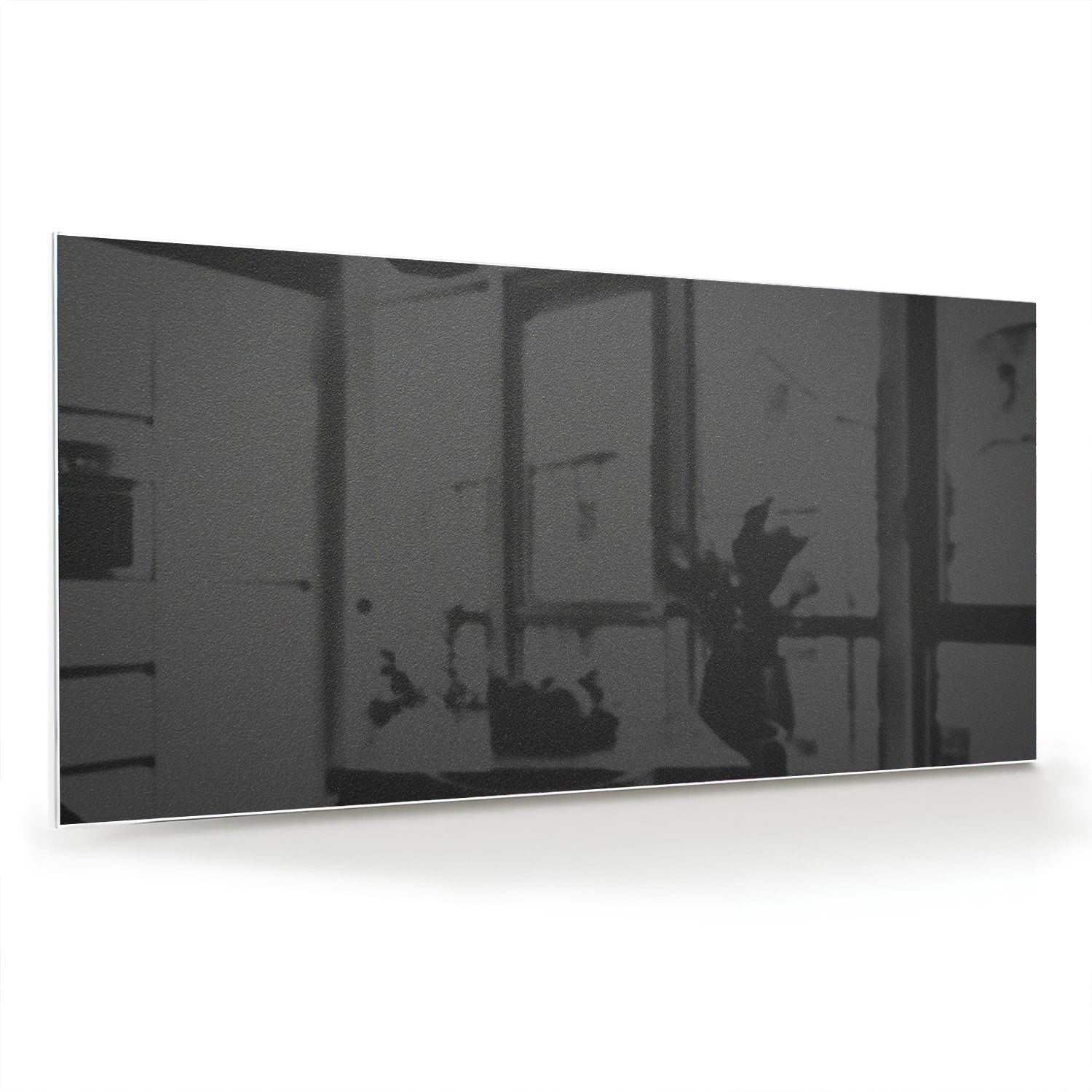 Zwart-wit glazen schilderij aan de muur boven een houten kast