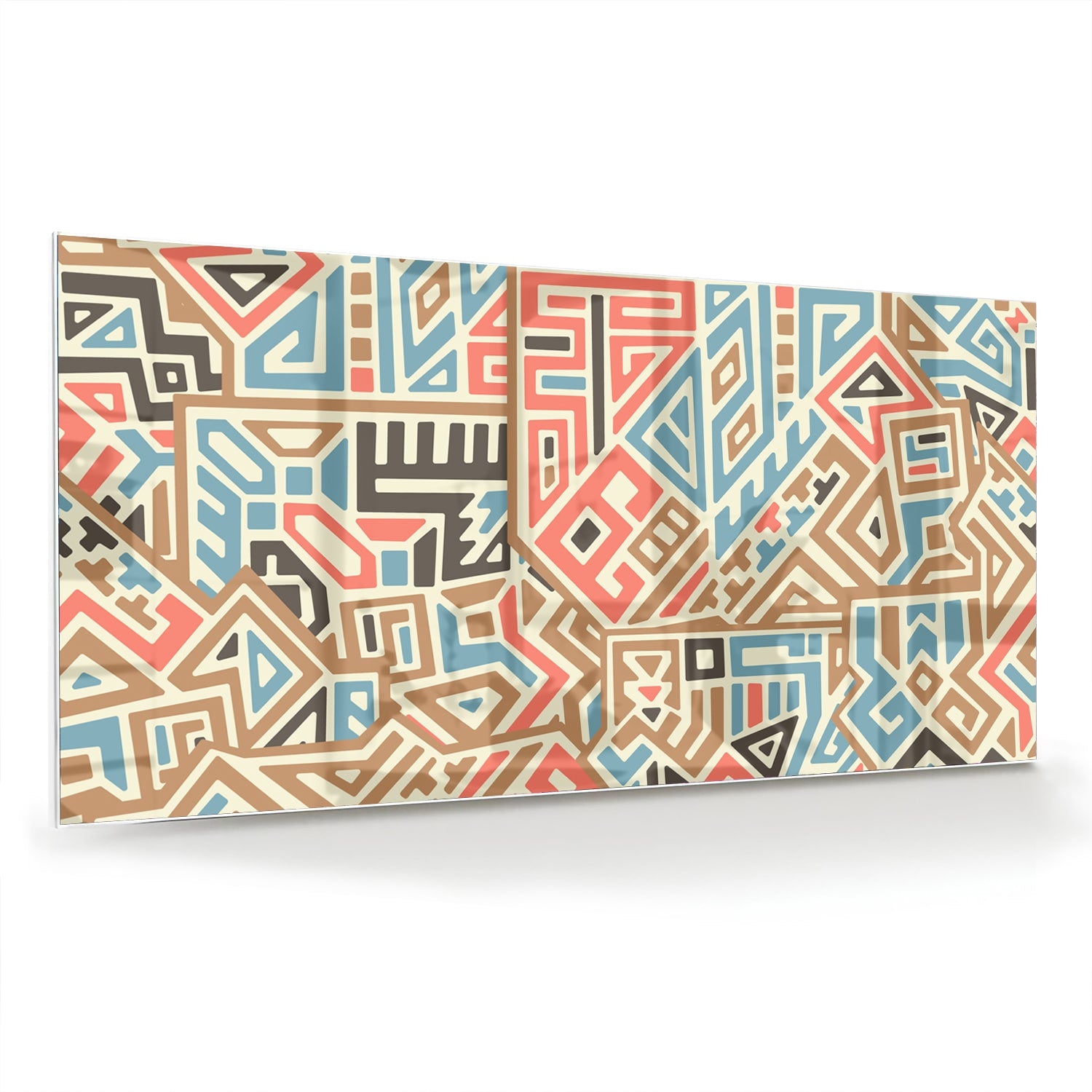Abstract glazen schilderij met kleurrijke geometrische patronen aan de muur.