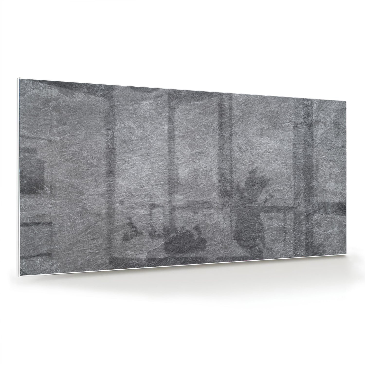 Modern glazen schilderij in grijs hangt aan de muur in een rustig interieur.