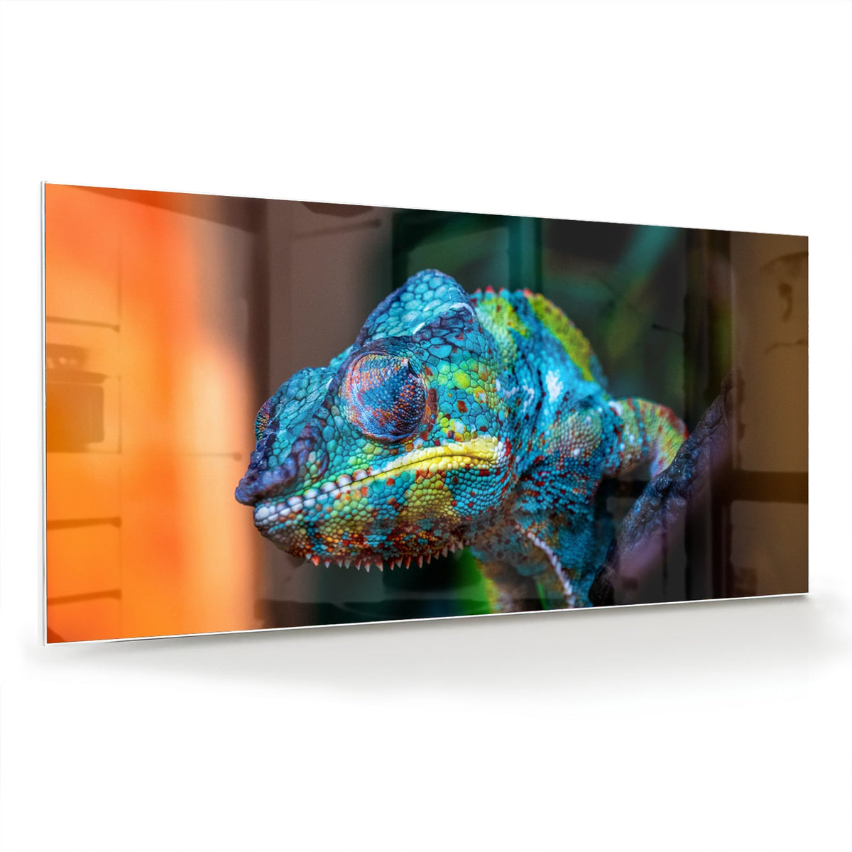 Glazen schilderij van een kleurrijk chameleon hangt aan de muur