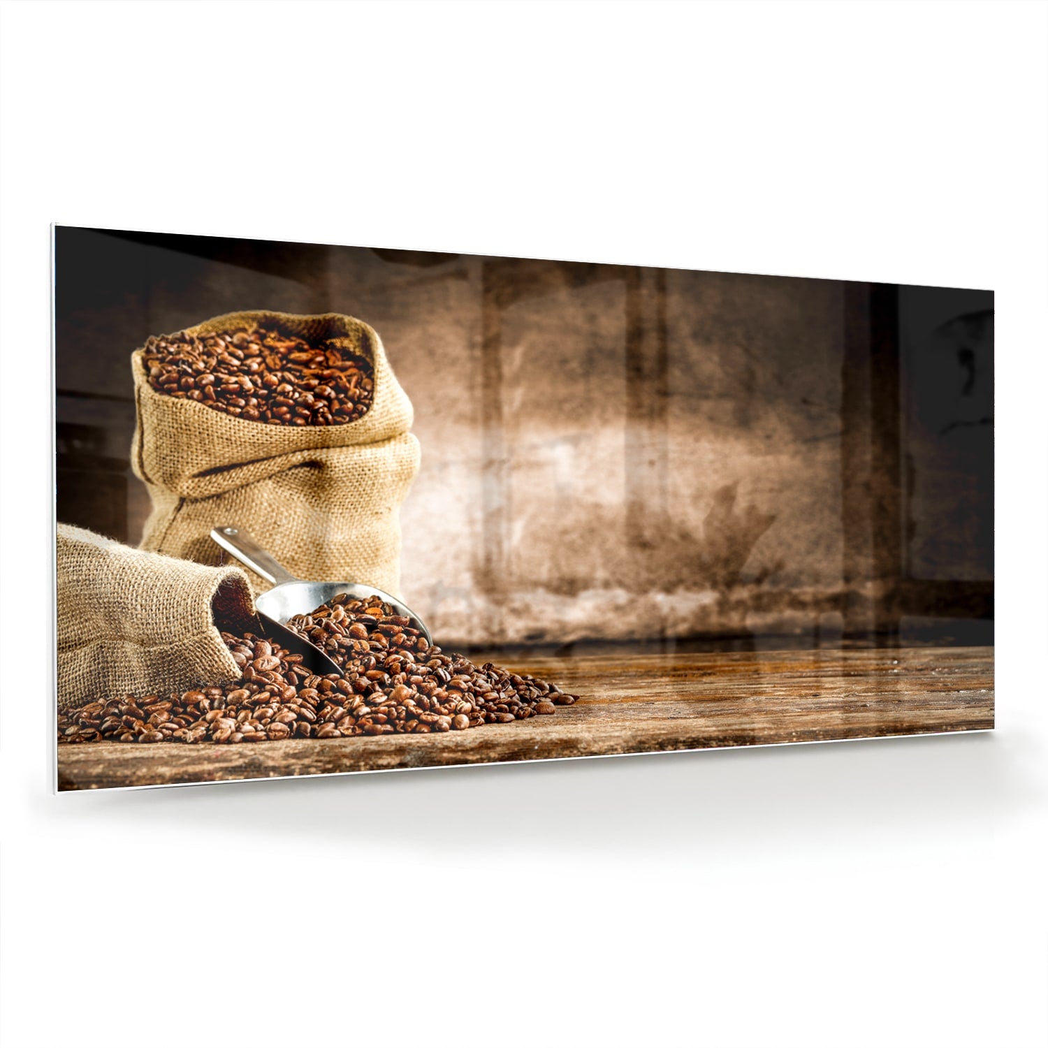 Glazen schilderij met koffiezakken en koffiebonen op een muur.