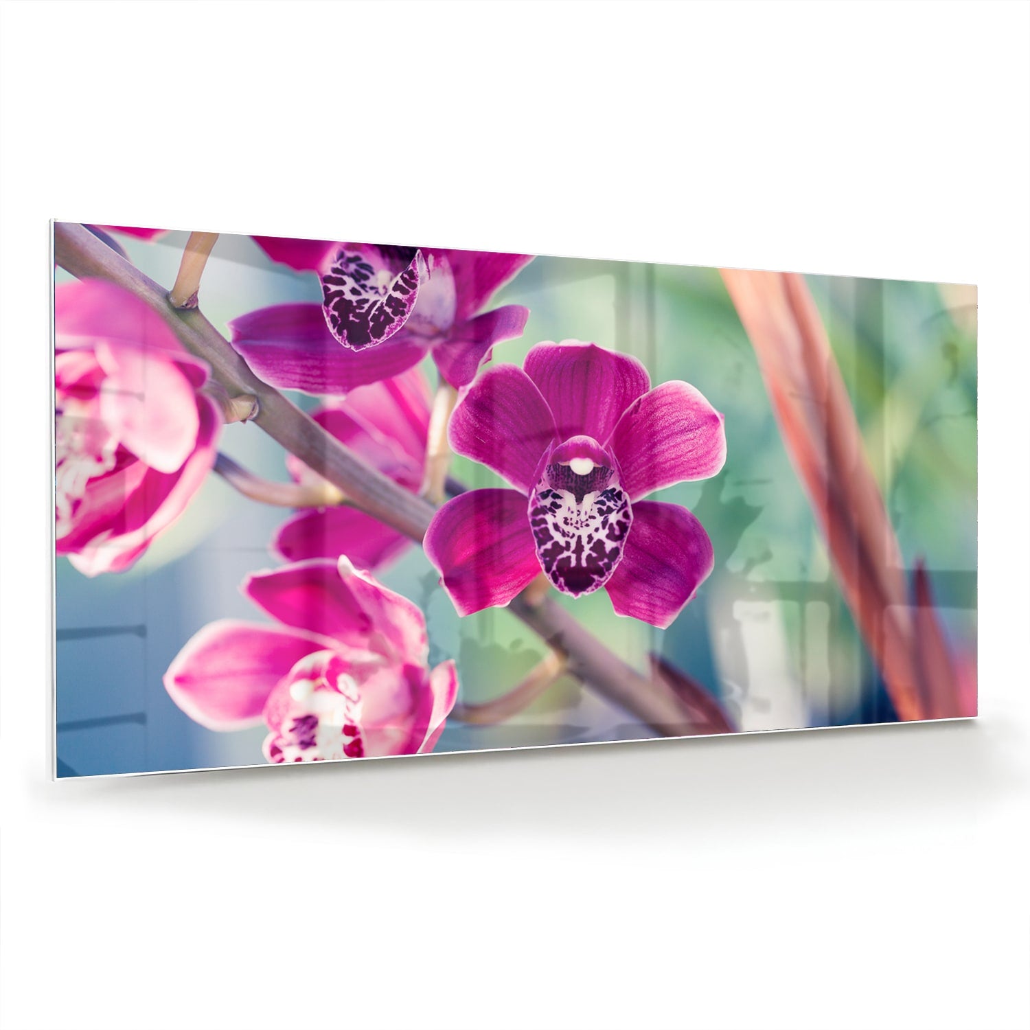 Glazen schilderij van paarse orchideen aan de muur in sfeervolle woonkamer.
