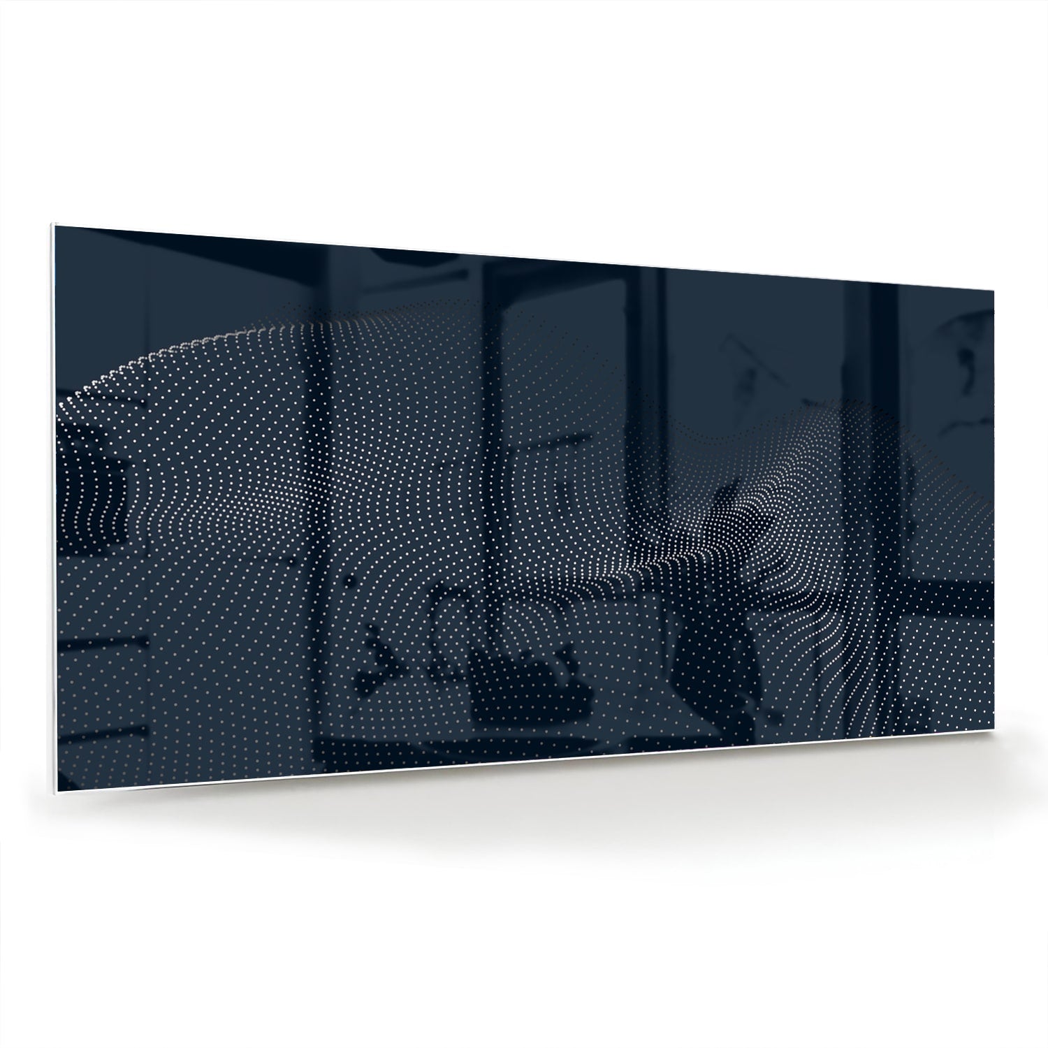 Diepblauw glazen schilderij aan de muur boven een houten kast in een woonkamer