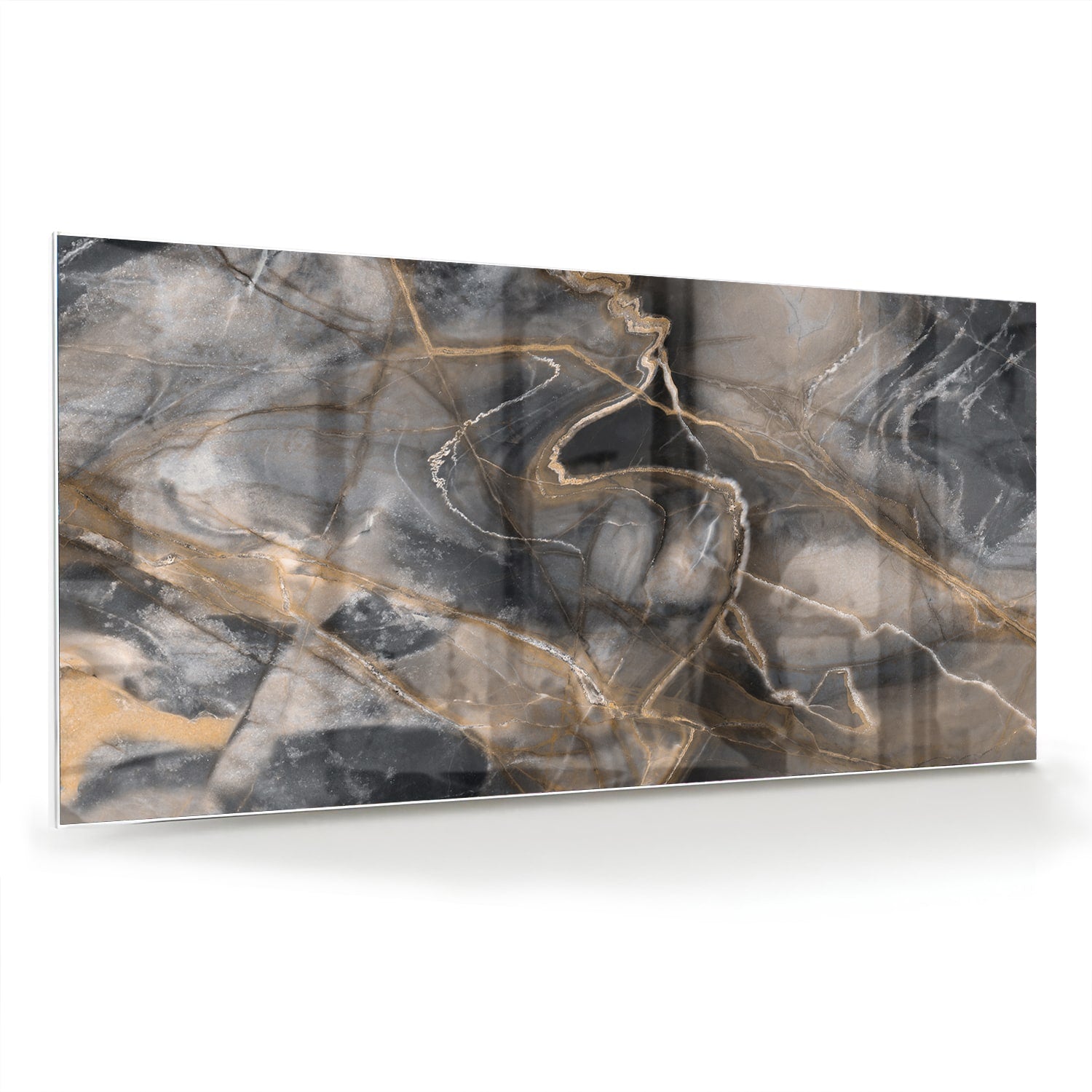 Abstract glazen schilderij met zwarte en gouden lijnen aan de muur.