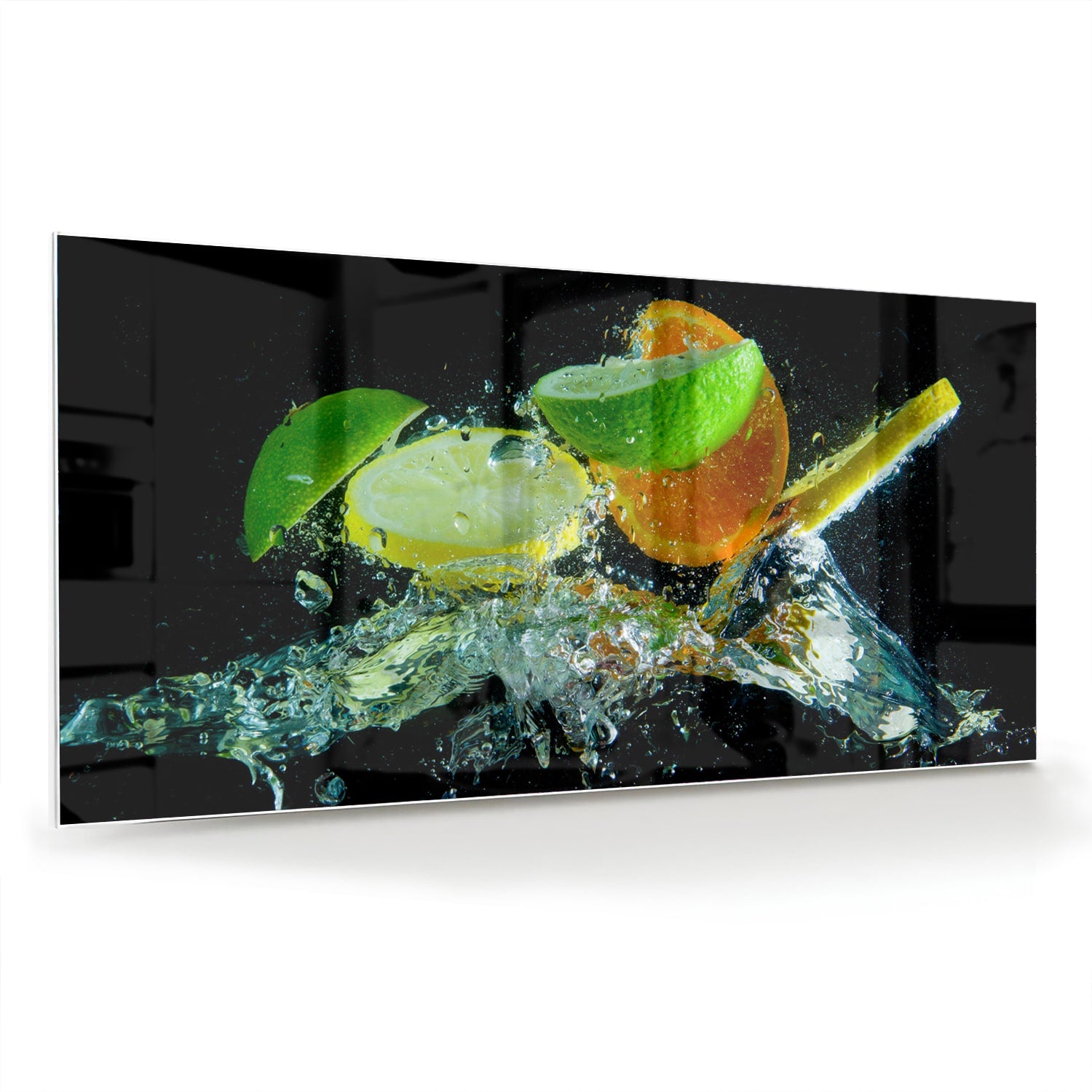 Glas schilderij met kleurrijke citrusvruchten en waterdruppels op een zwarte achtergrond.