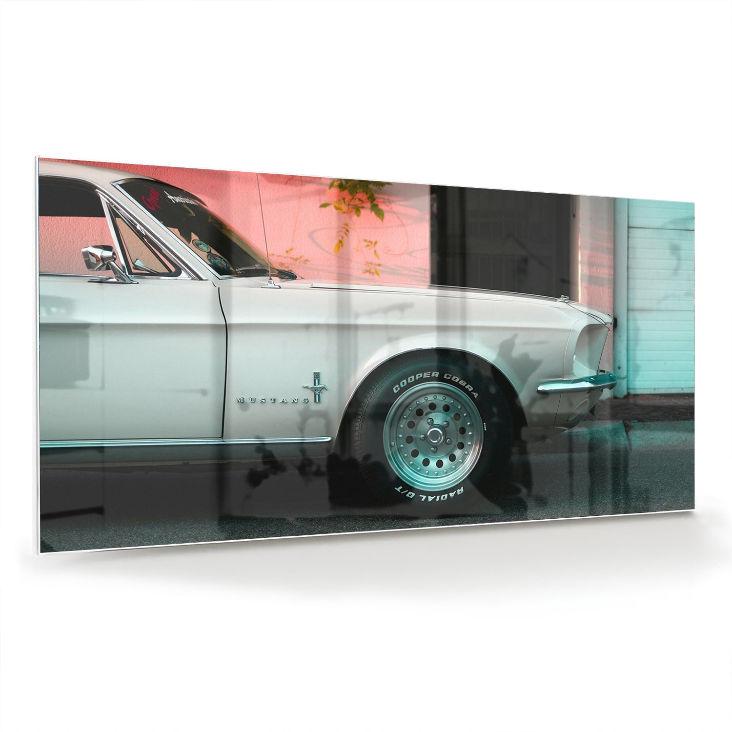 Glazen schilderij van een vintage auto in een sfeervol interieur