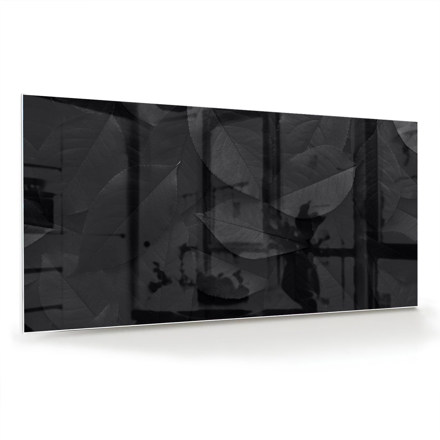 Glazen schilderij met bladeren in zwart en grijs, stijlvol in een moderne woonkamer.