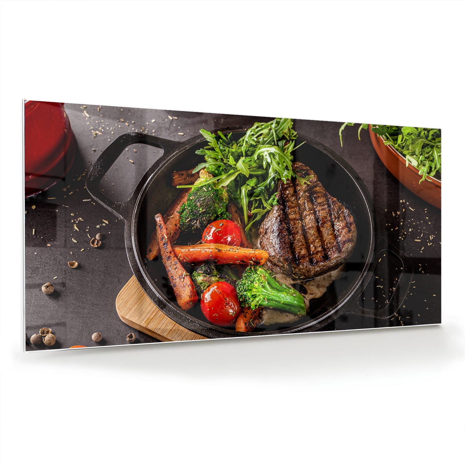 Glazen schilderij met een gegrilde steak en verse groenten in een pan