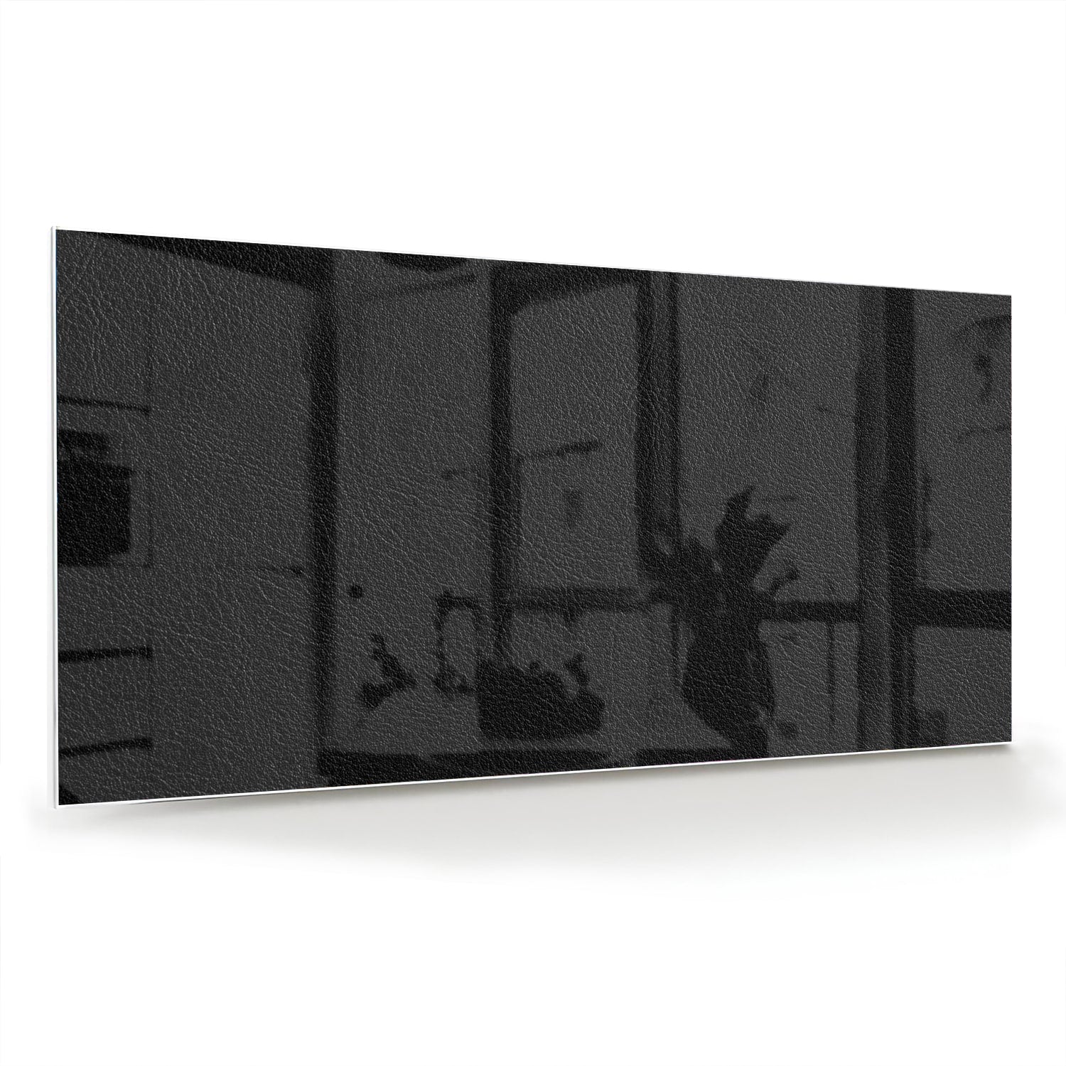 Minimalistisch zwart glazen schilderij aan de muur in een lichte woonkamer.