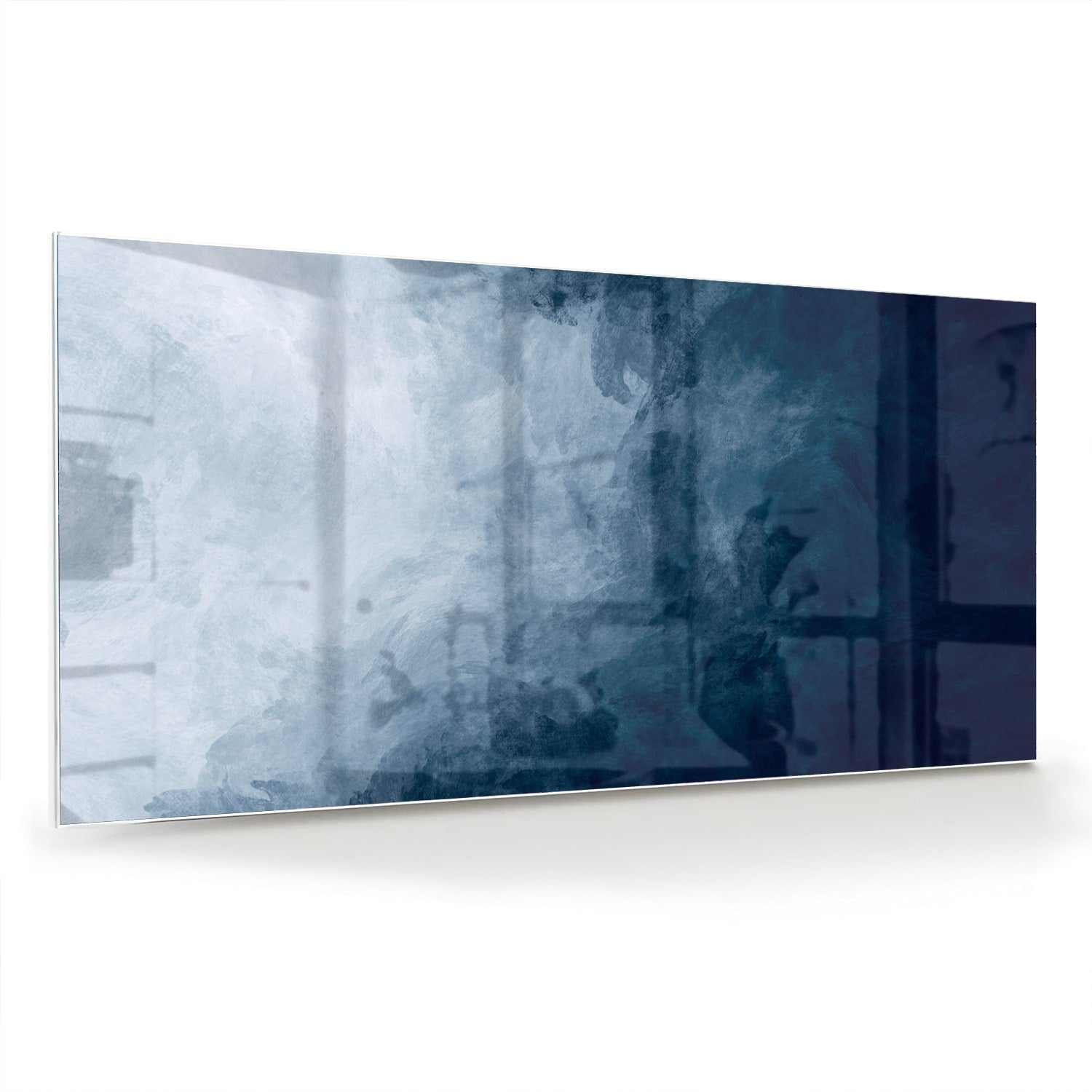 Abstract blauw glas schilderij aan de muur bij een houten meubel.