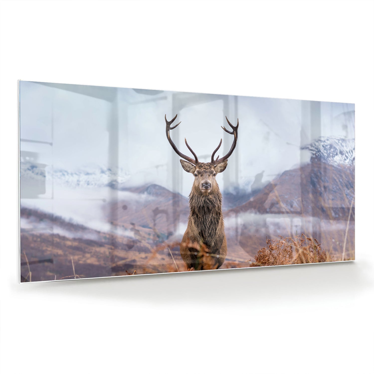 Glazen schilderij van een hert in een berglandschap met natuurlijke kleuren.