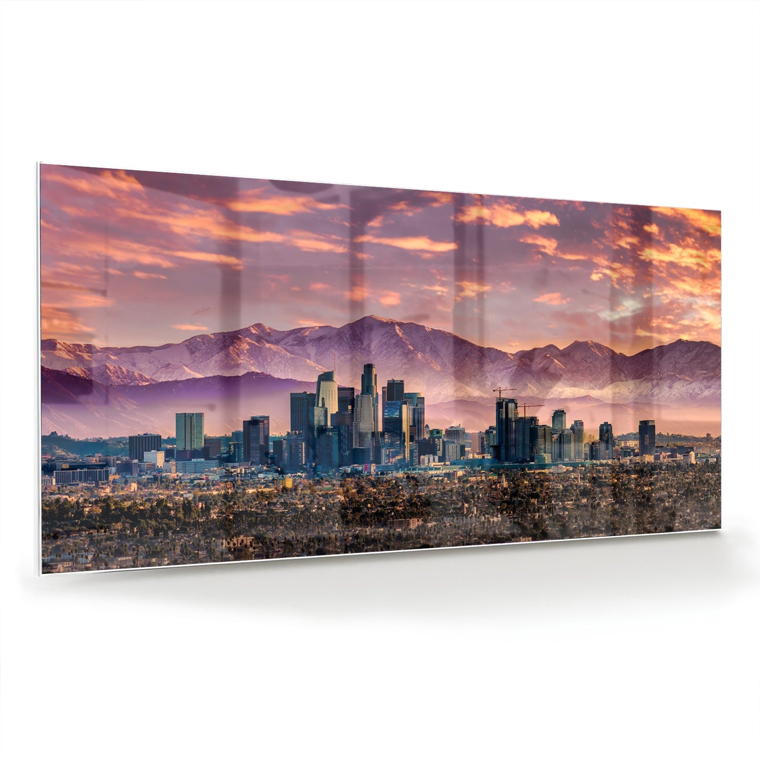 Glazen schilderij van een stadspanorama bij zonsondergang met bergen op de achtergrond.