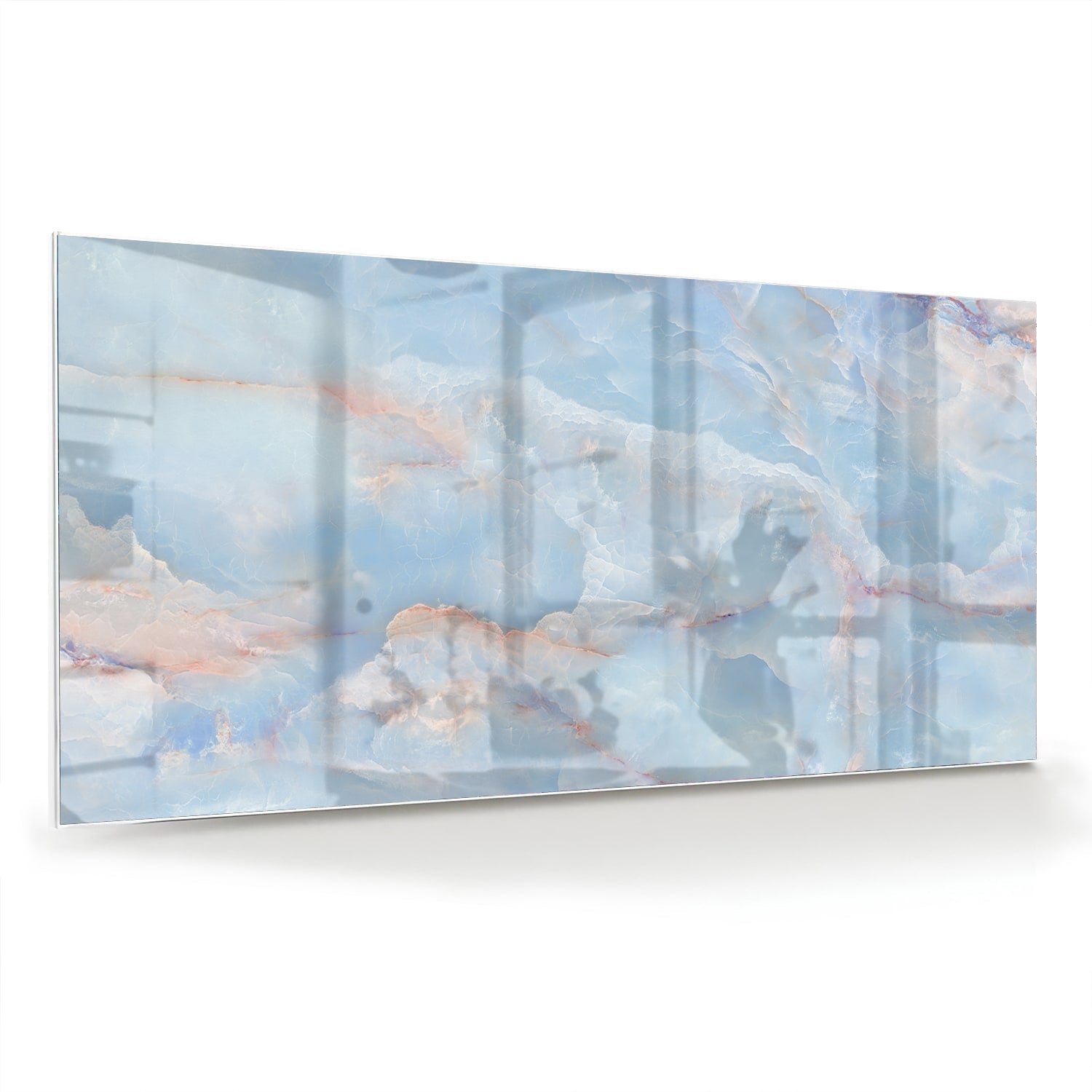 Abstract glazen schilderij in blauw en aardetinten aan de muur.