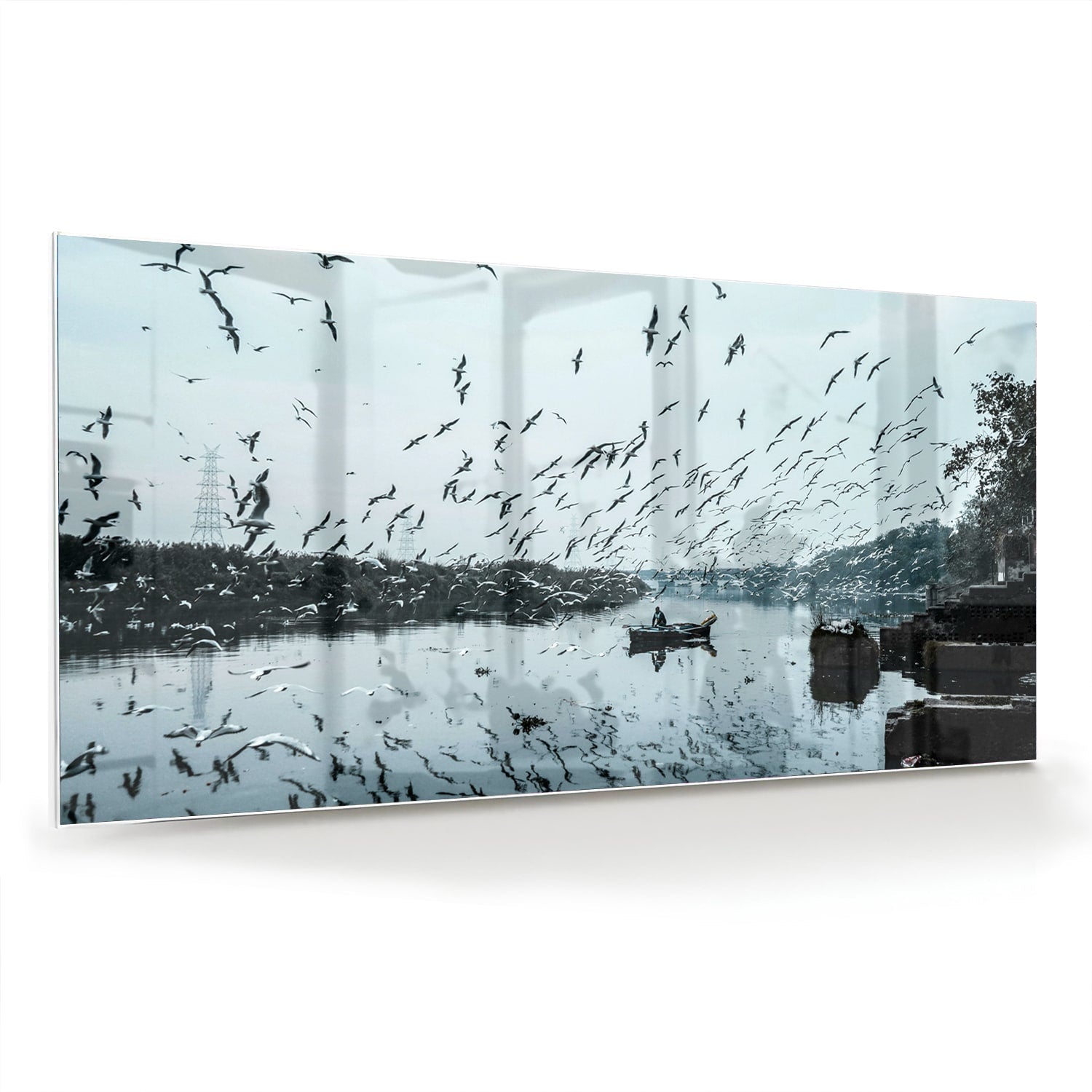 Glazen schilderij van vogels boven kalm water met reflecties.