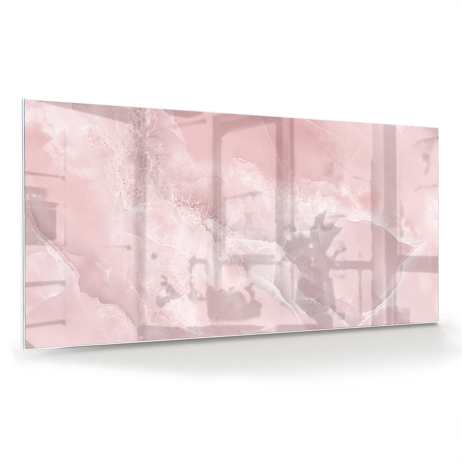 Elegant glazen schilderij in zachte roze tinten boven een houten kast.