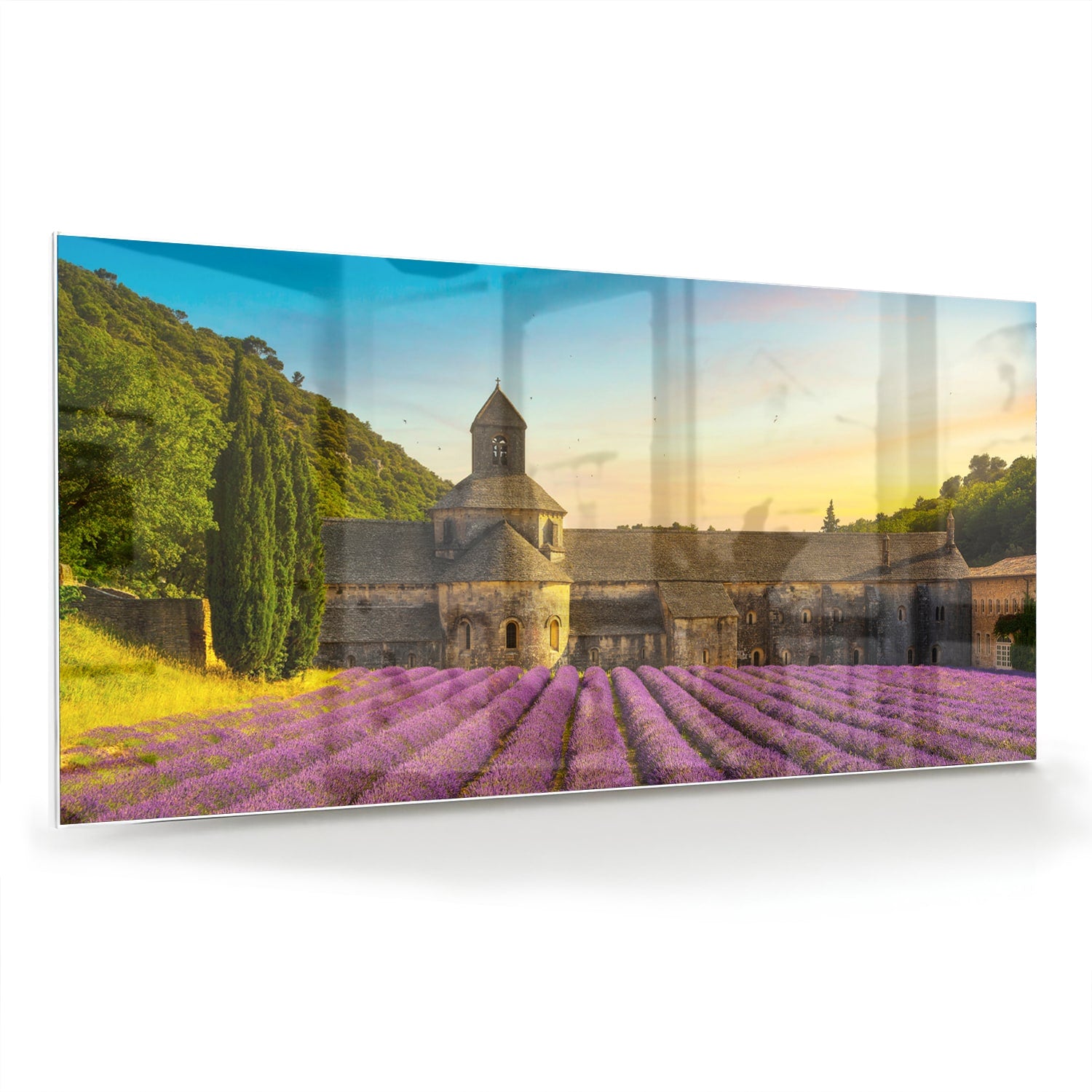 Glazen schilderij van lavendelvelden en een klooster in de Provence