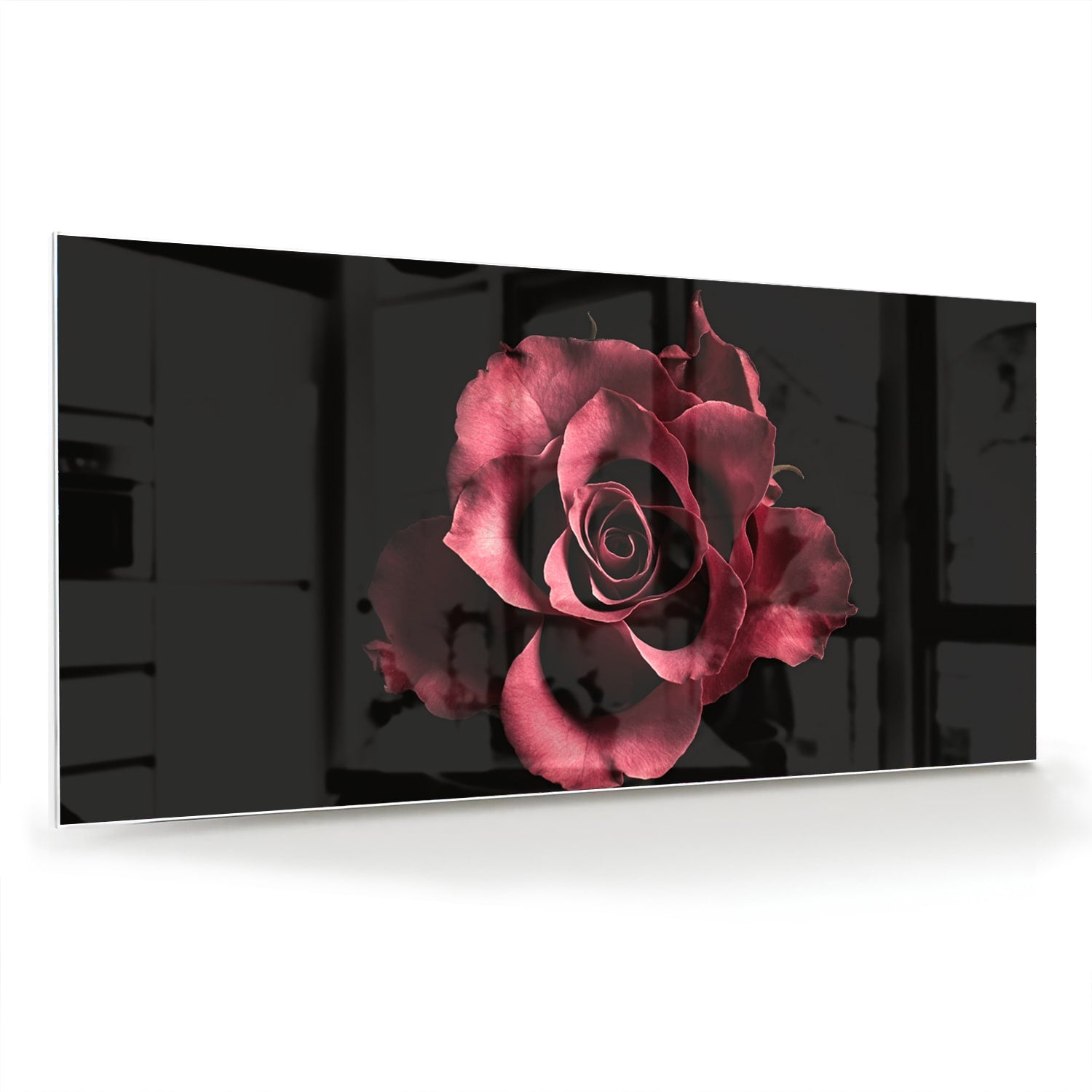 Een elegant glazen schilderij van een roze roos op zwarte achtergrond.