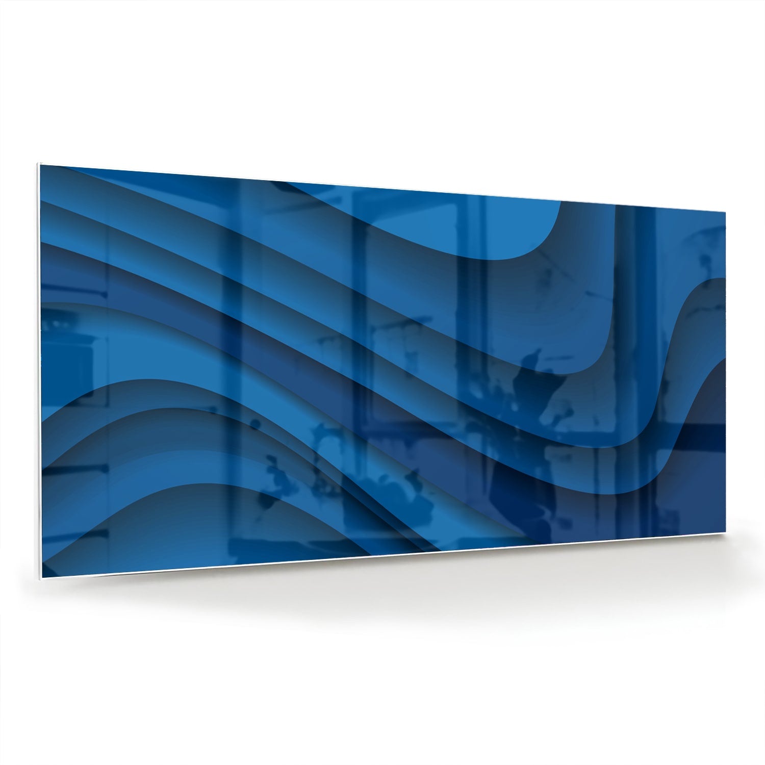 Modern glazen schilderij in abstracte blauwtinten op een muur.