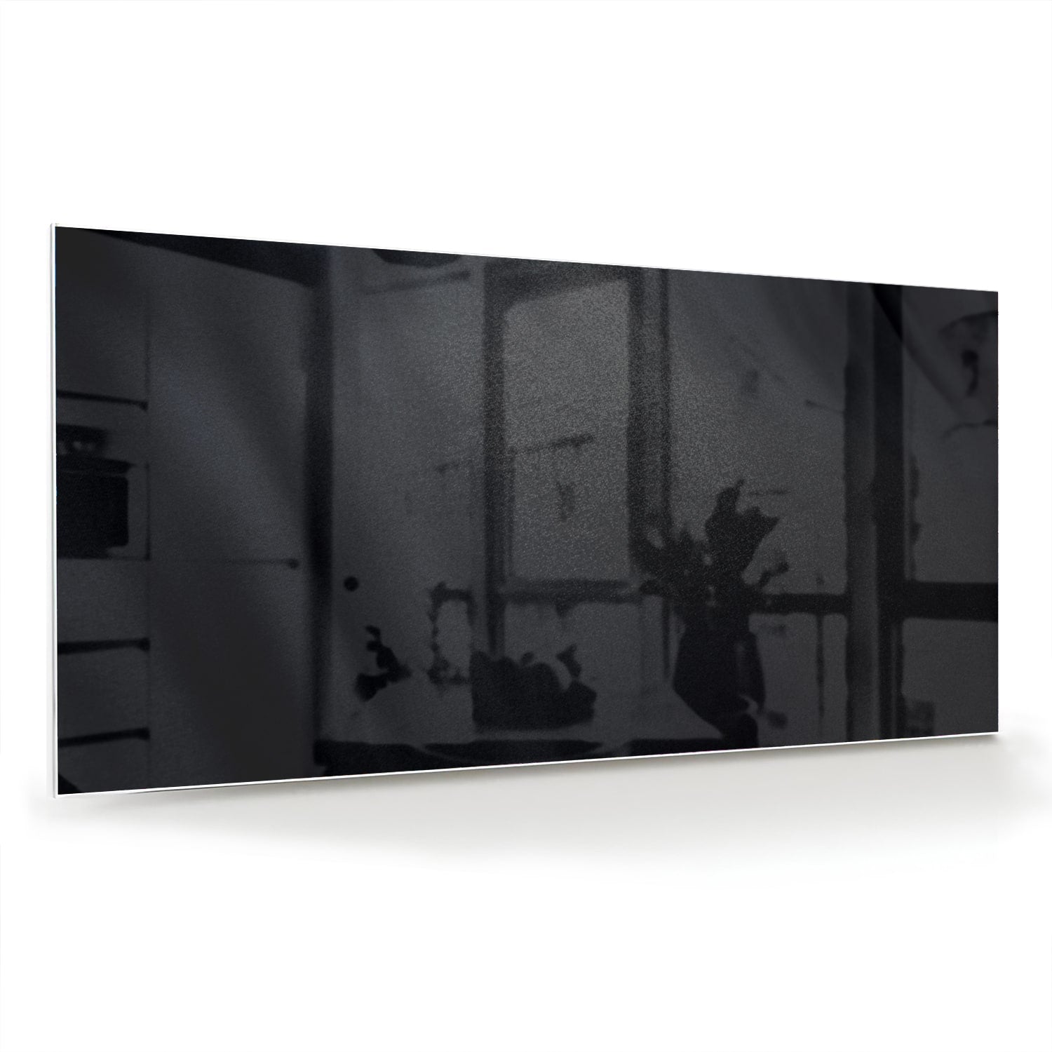Abstract zwart glazen schilderij aan de muur boven een houten kast