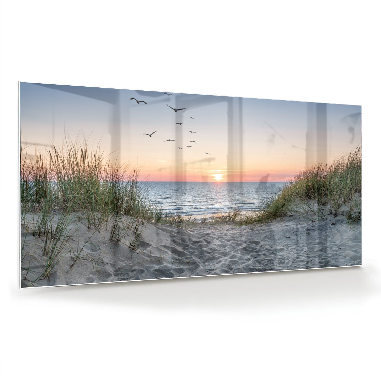 Glazen schilderij van een serene zonsondergang boven de zee met gras en vogels