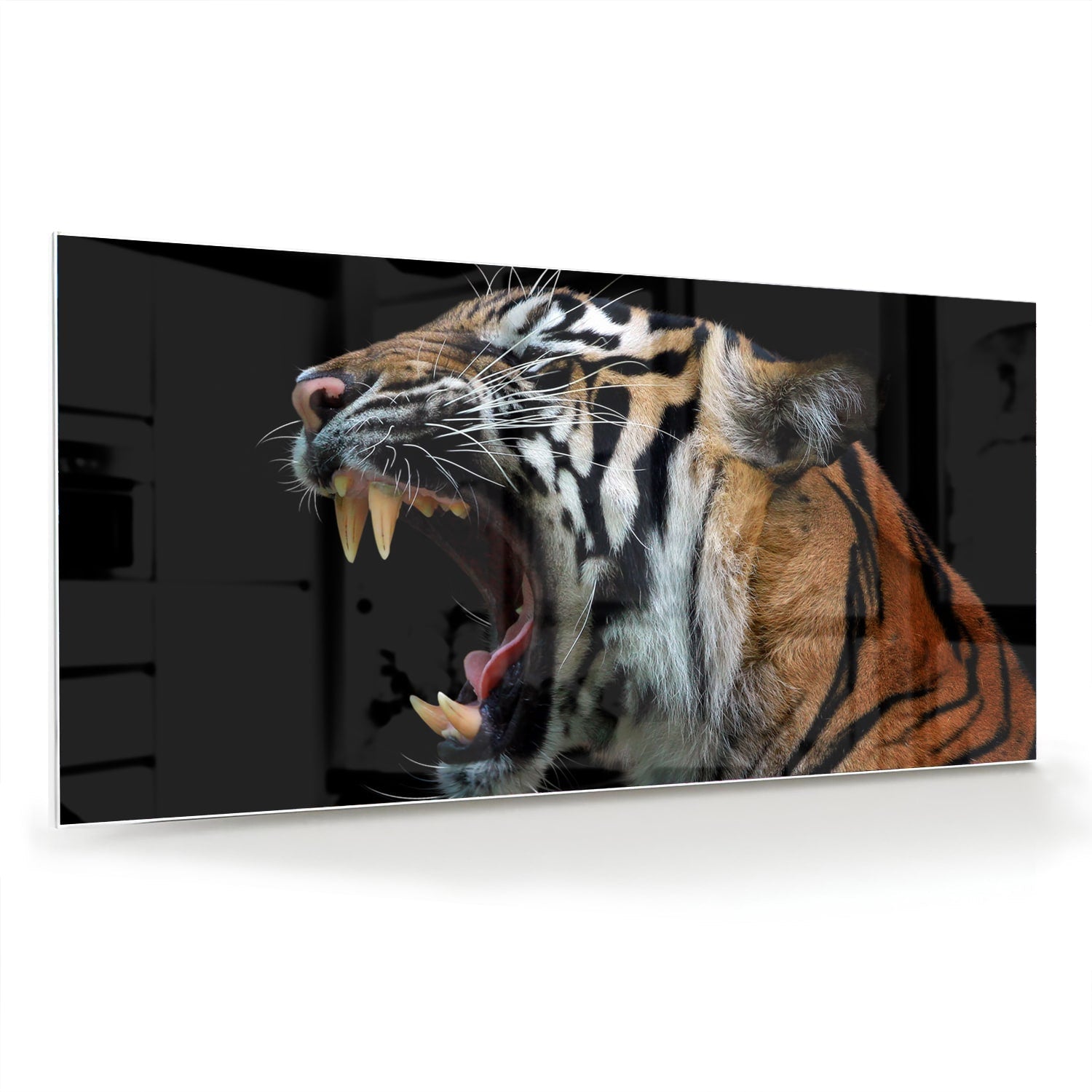 Glazen schilderij van een brullende tijger aan de muur in een stijlvolle kamer.