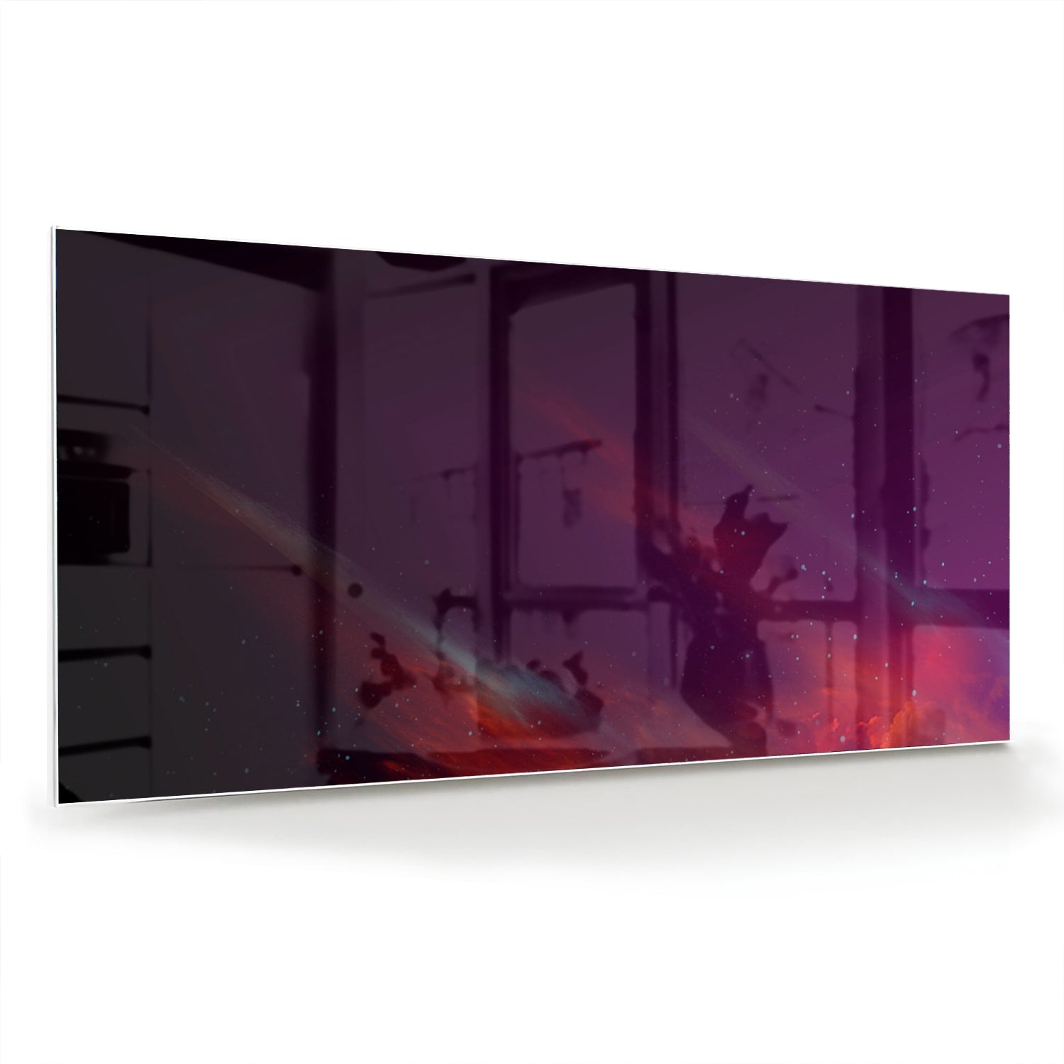Een kleurrijk glazen schilderij met abstracte vormen in een moderne woonkamer.