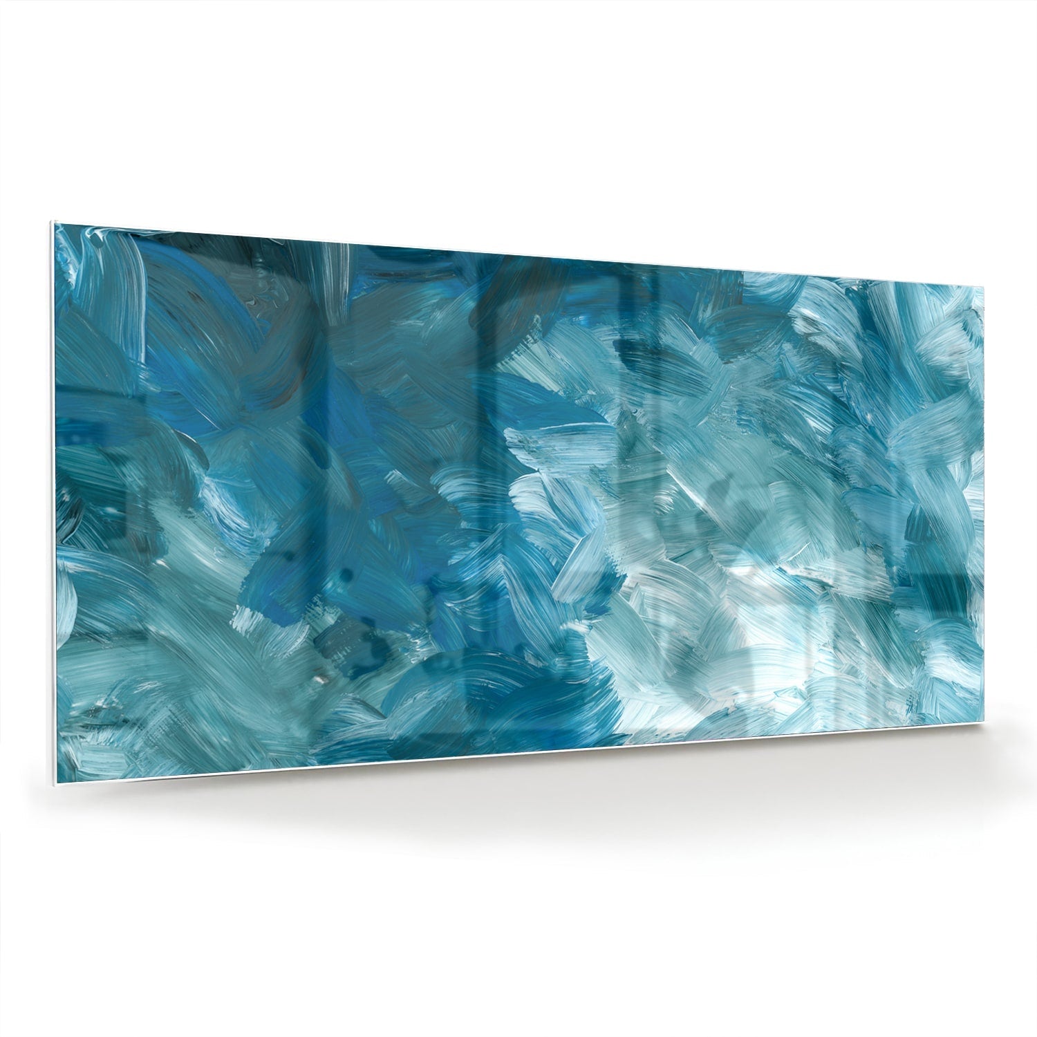 Abstract glazen schilderij met verschillende tinten blauw aan de muur.