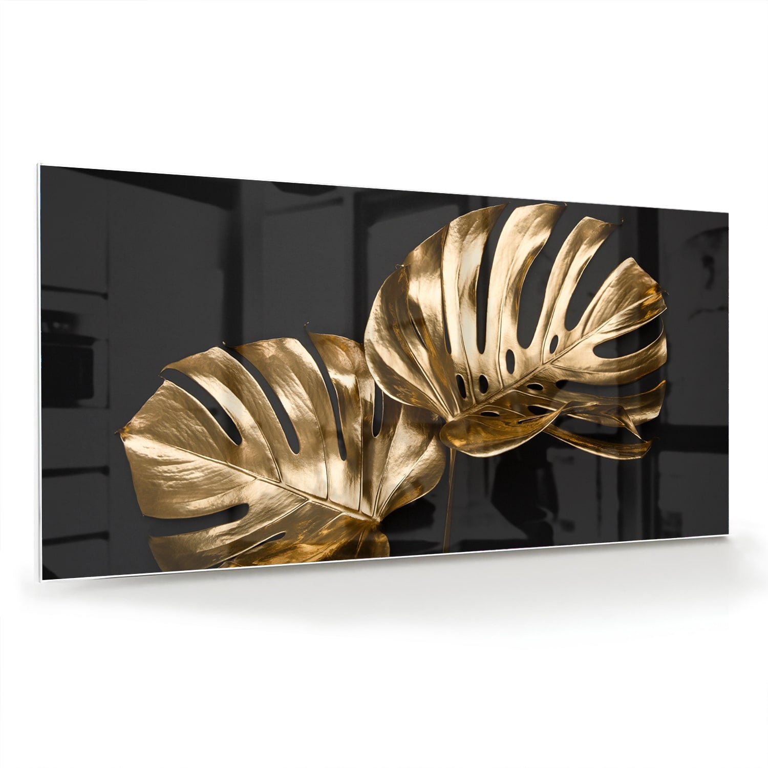 Gouden glazen schilderij met monstera bladeren aan de muur